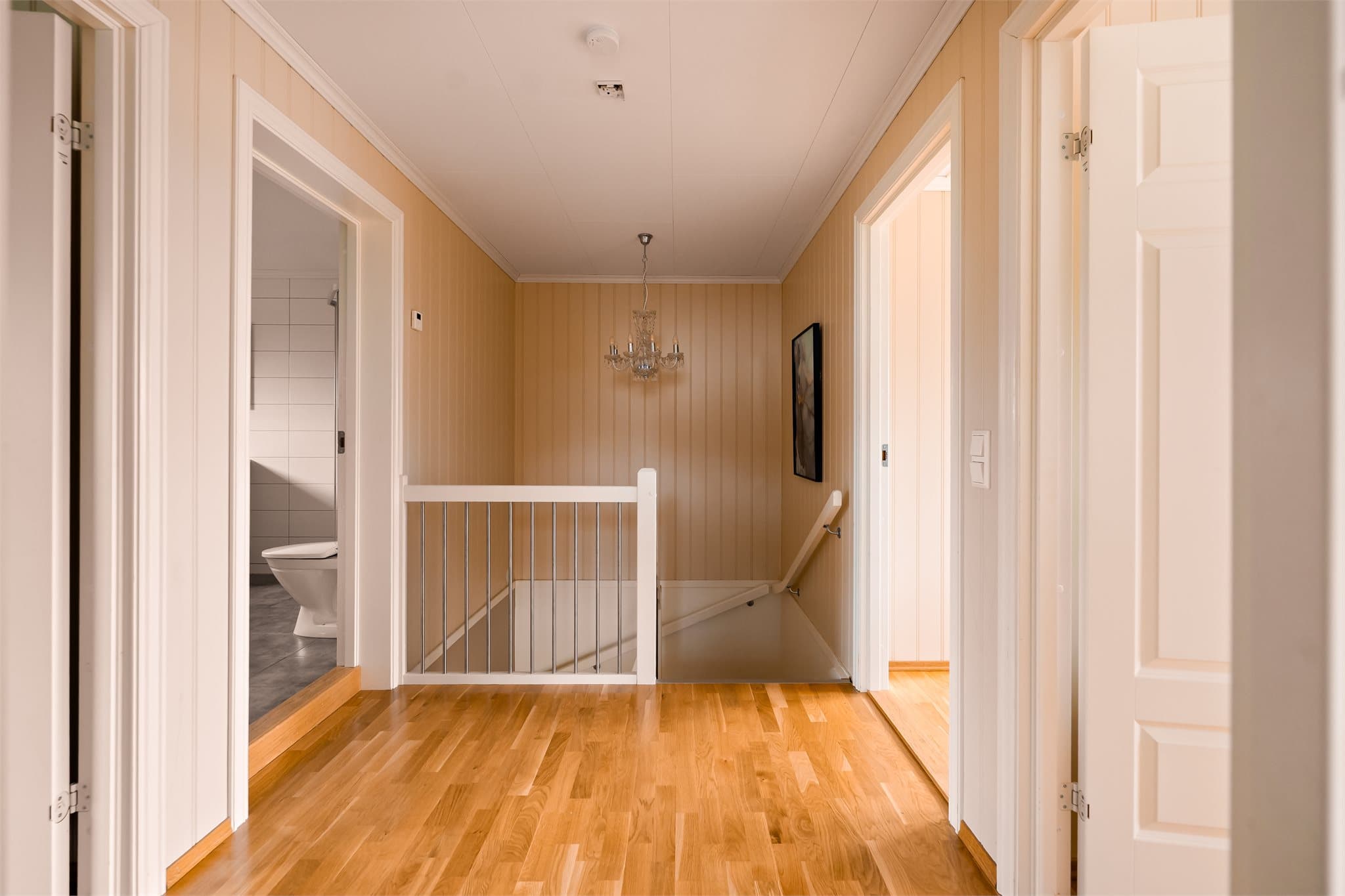 I andre etasje finner vi tre gode soverom, delikat baderom og innvendig bod.