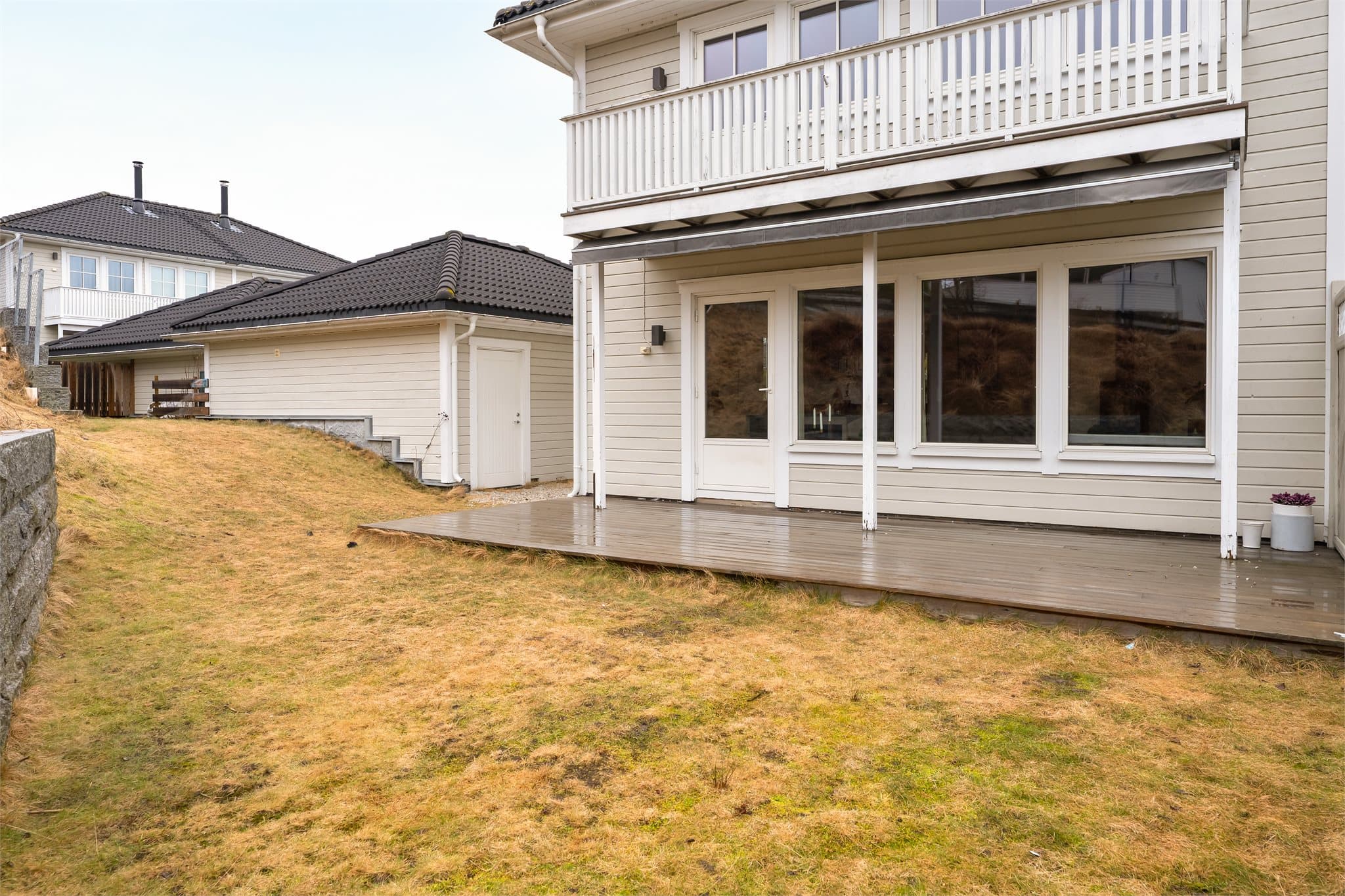 Boligen har flere lune uteplasser med sol fra tidlig morgen til sen kveld. Her kan både store og små kose seg med grilling, soling og ballspill.