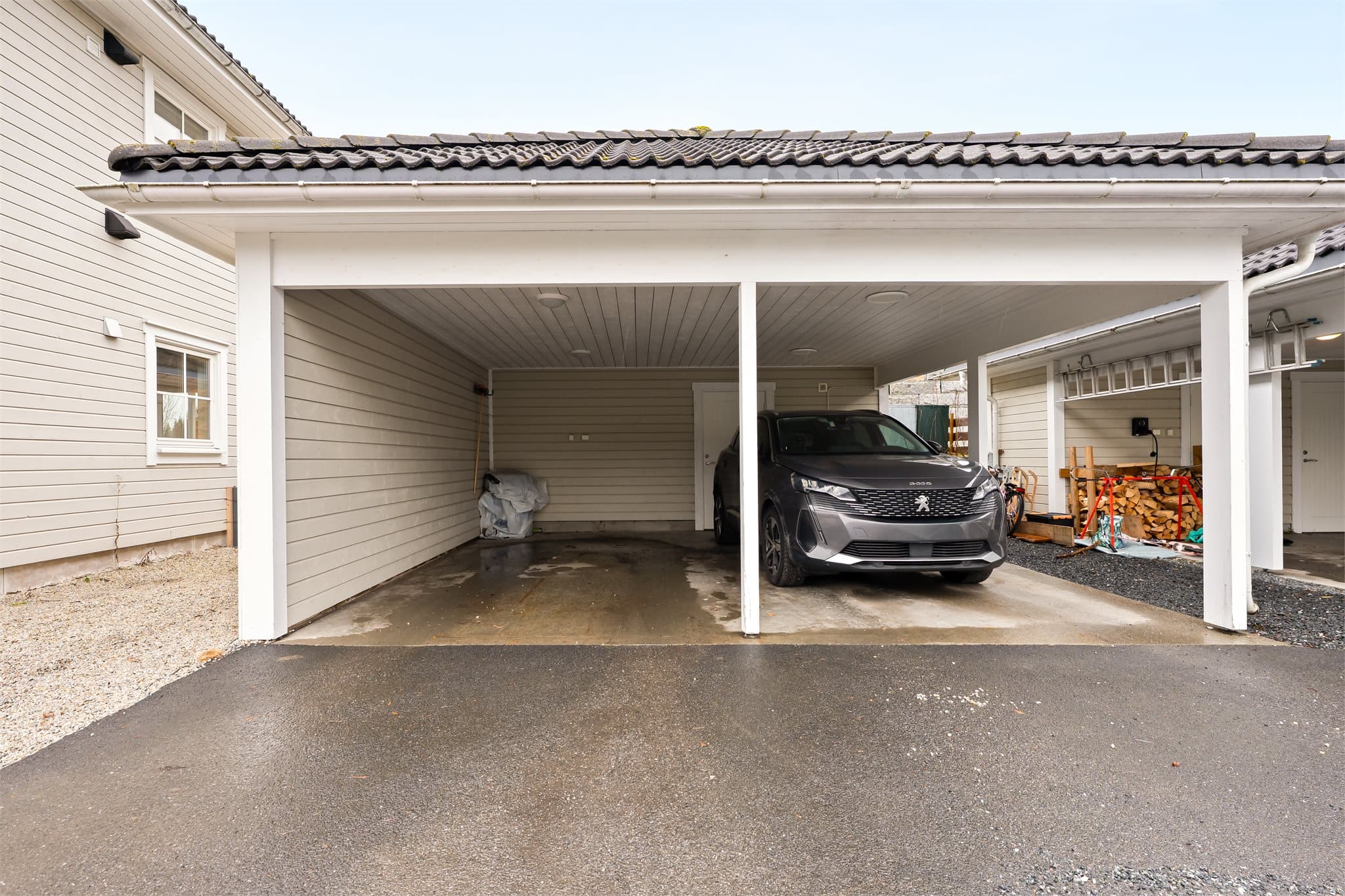 Bilen parkeres i egen carport til venstre.