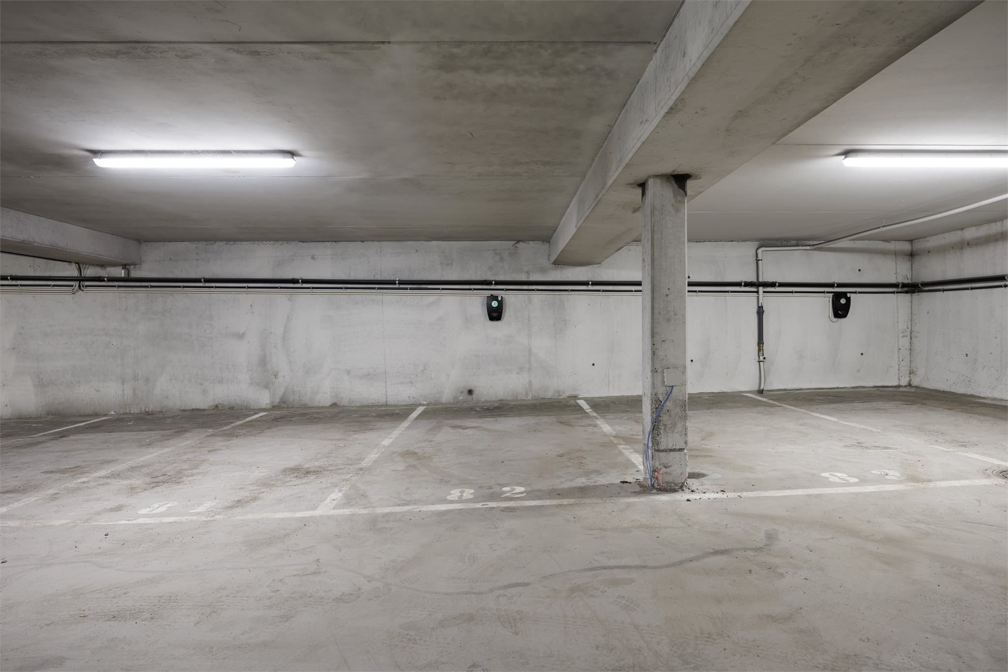 Garasjeplass med elbillader og heis rett inn, gjør hverdagen enkel.