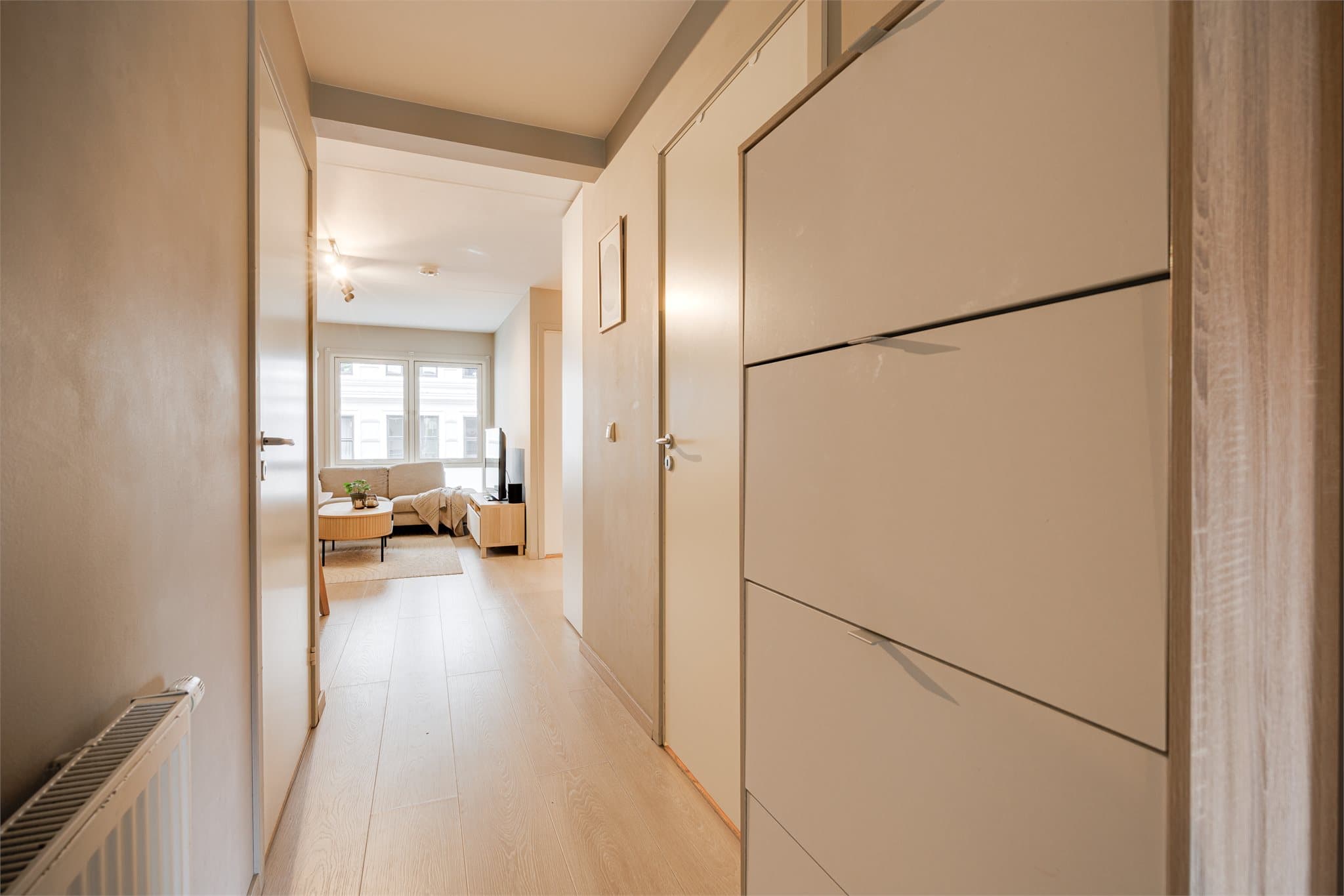 Det er god plass til garderobeløsning i enden for yttertøy og sko, og entréen gir en naturlig og praktisk adkomst videre til leilighetens øvrige rom.