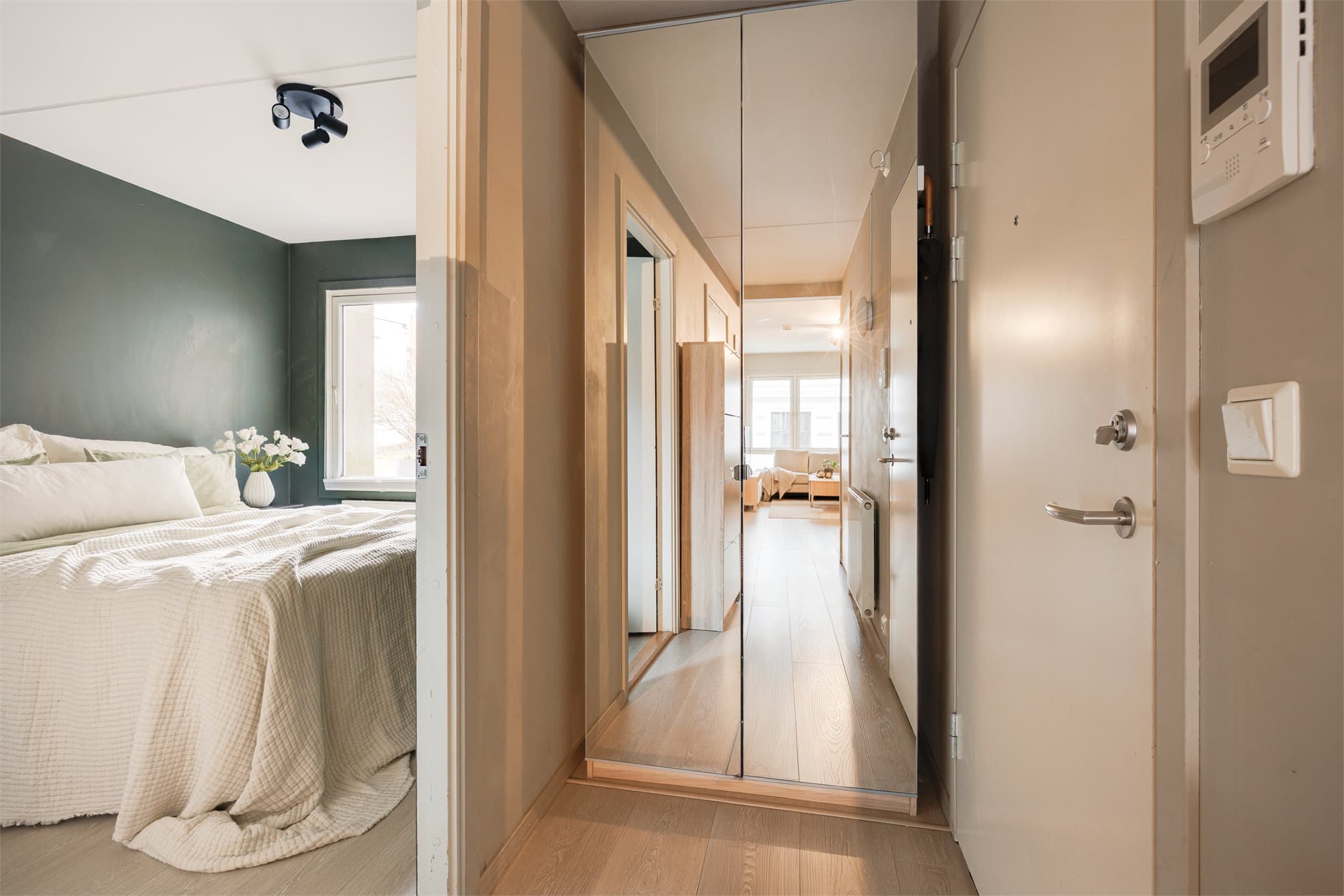 Velkommen inn i en lys og innbydende entré med god takhøyde og pene, malte overflater. Her får du et ryddig og funksjonelt førsteinntrykk av boligen.