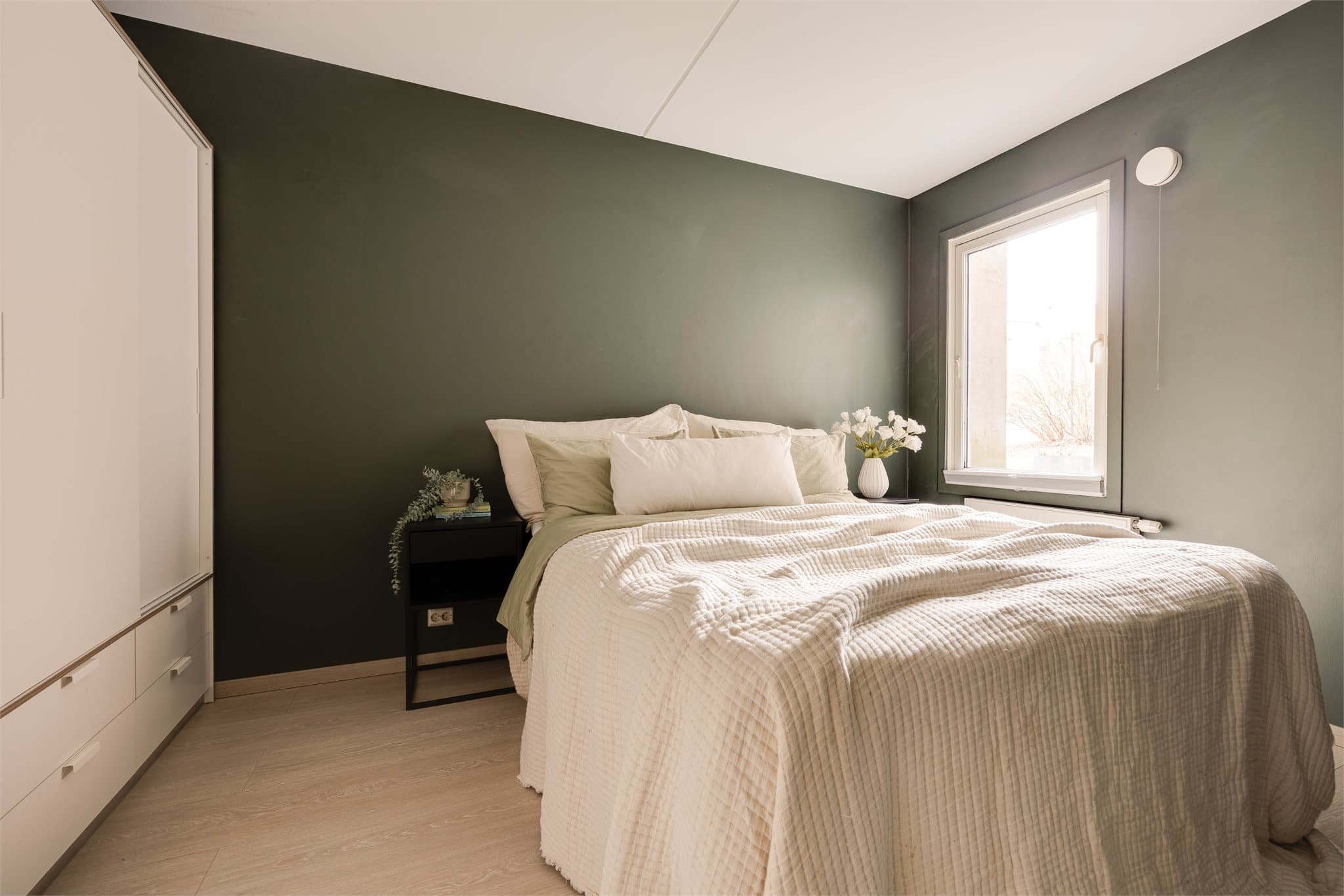 Hovedsoverommet er romslig og har god plass til dobbeltseng, nattbord og garderobeløsning.