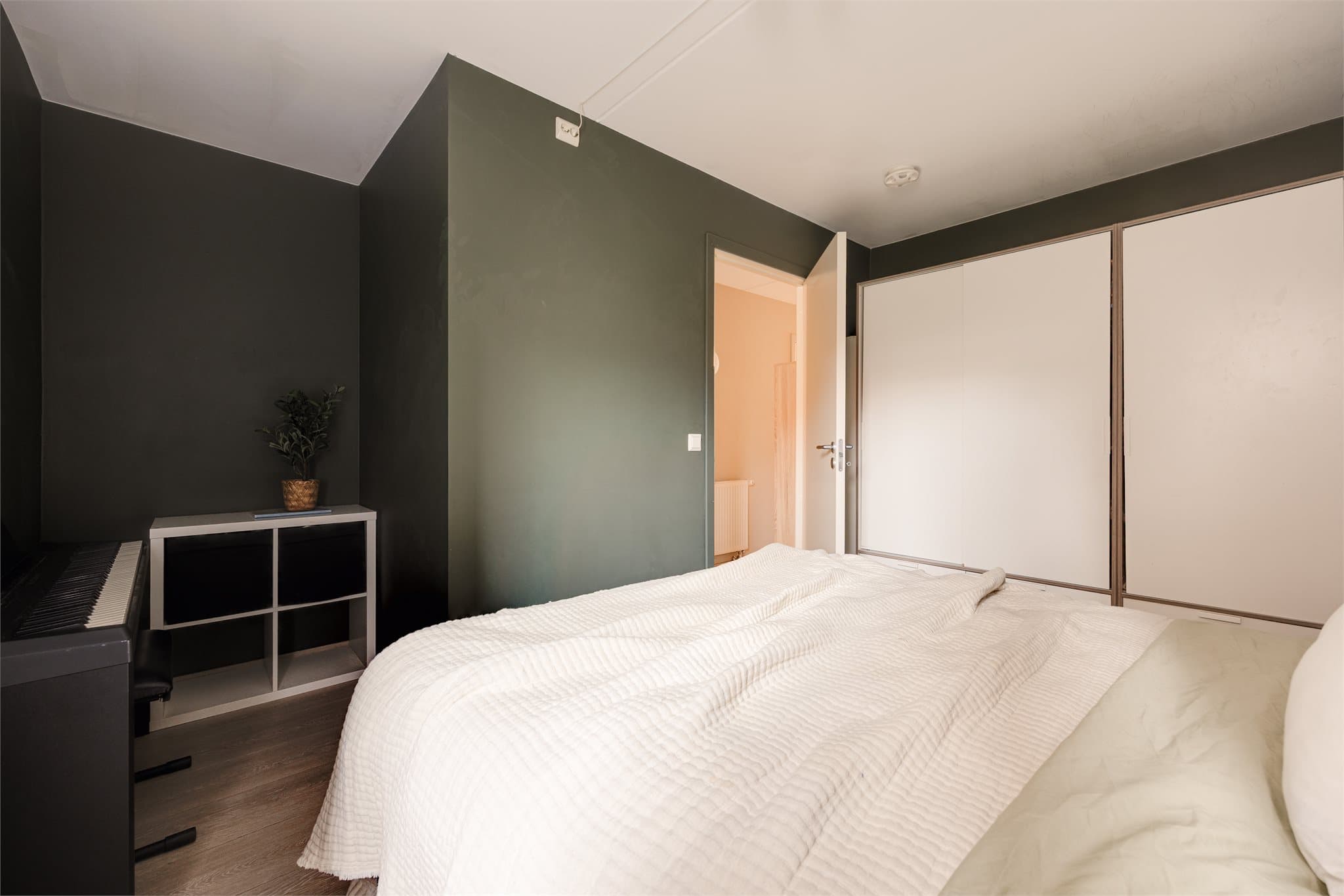 Det er plass til ytterligere med garderobe, kontorpult eller annet etter eget behov i egen nisje på soverommet.