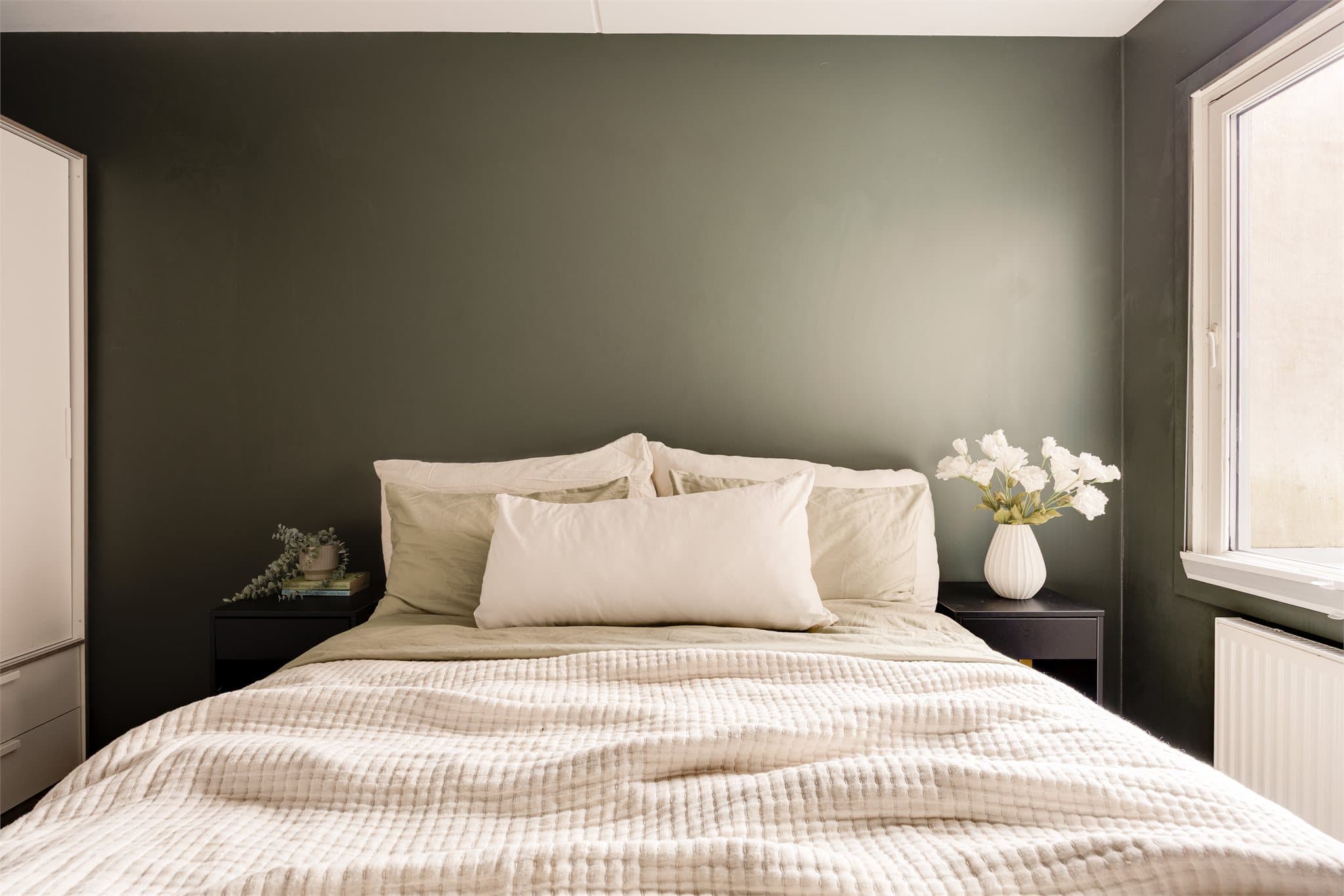 Duse grønne overflater og vindu som slipper inn godt med dagslys gir rommet en behagelig og rolig atmosfære.