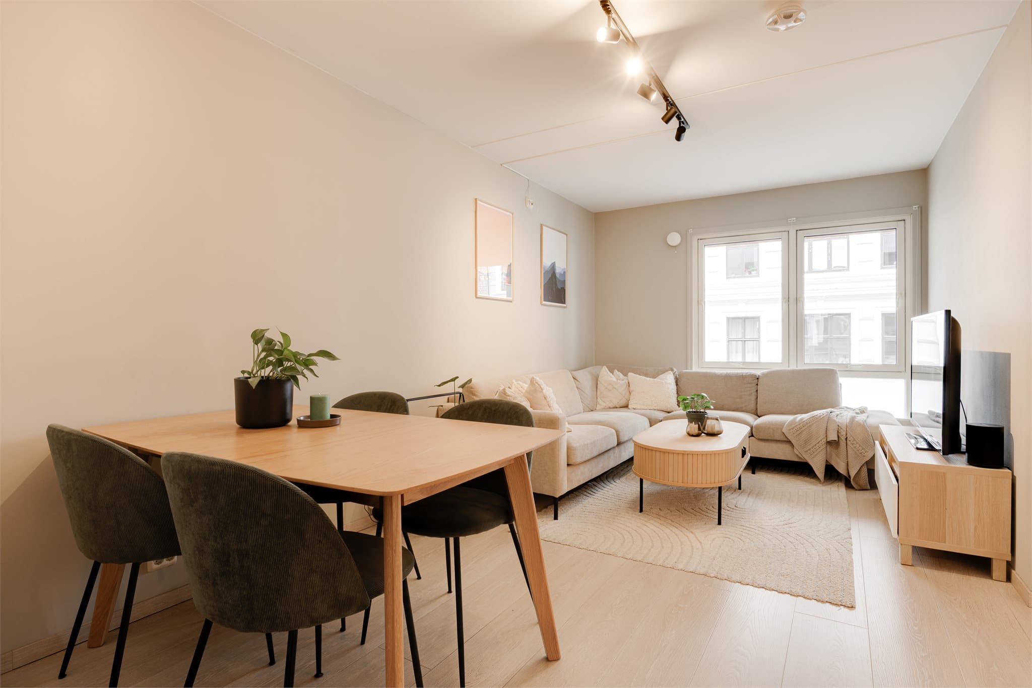 Beliggende i en rolig gate på Tøyen, med kort vei til butikker, kafeer, kollektivtransport og grøntområder.