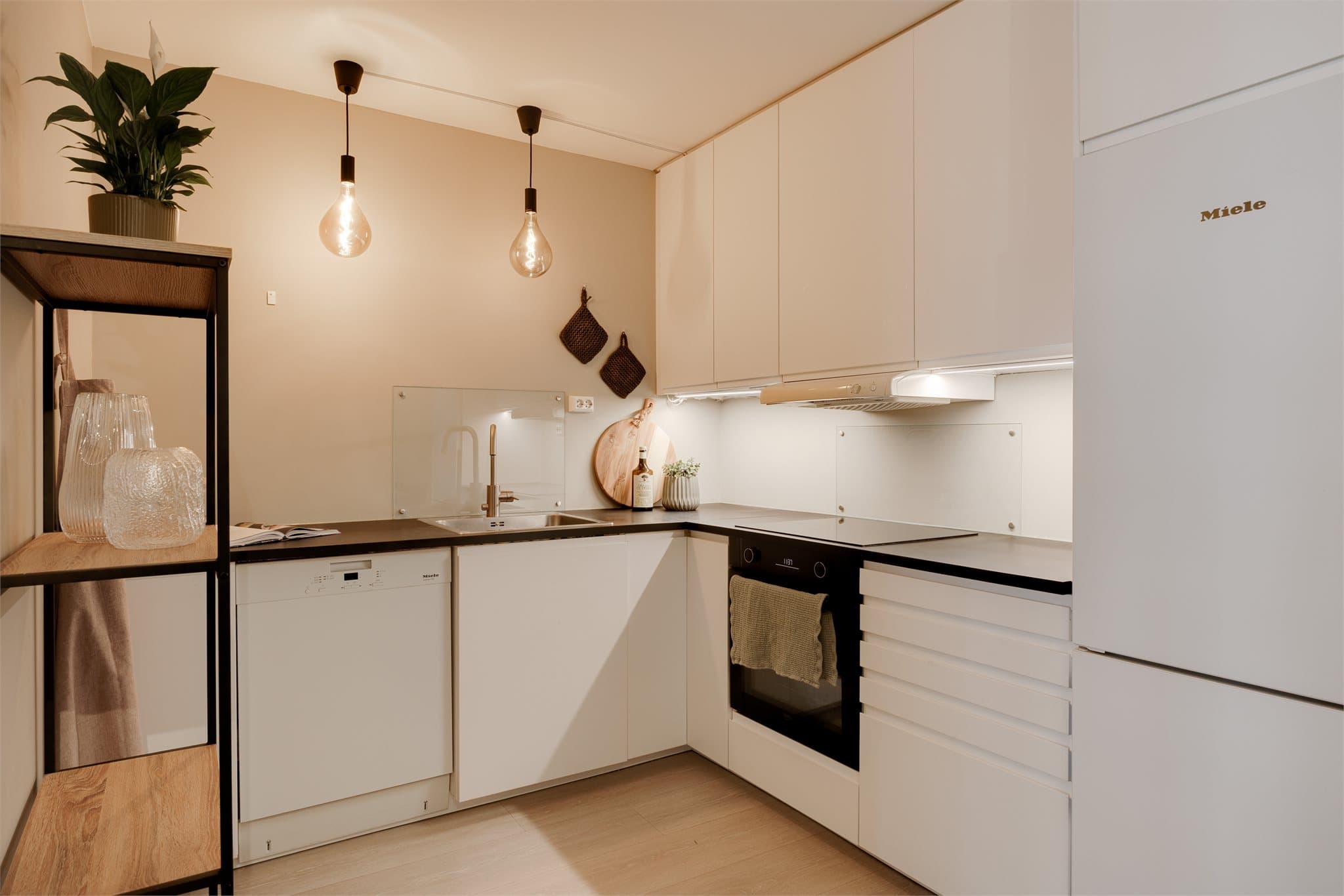 Kjøkkenet har en moderne og stilren innredning fra Ikea (2019) med glatte fronter og laminat benkeplate.