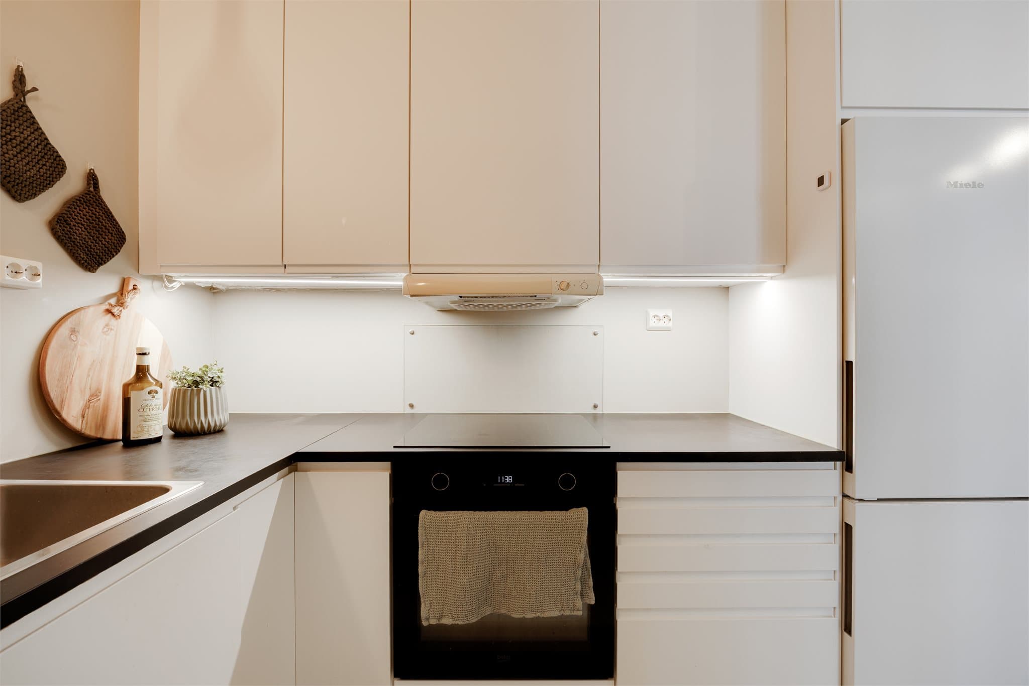 Induksjonstopp og stekeovn er integrert i innredningen (ny stekeovn fra 2023). Det er opplegg for oppvaskmaskin.