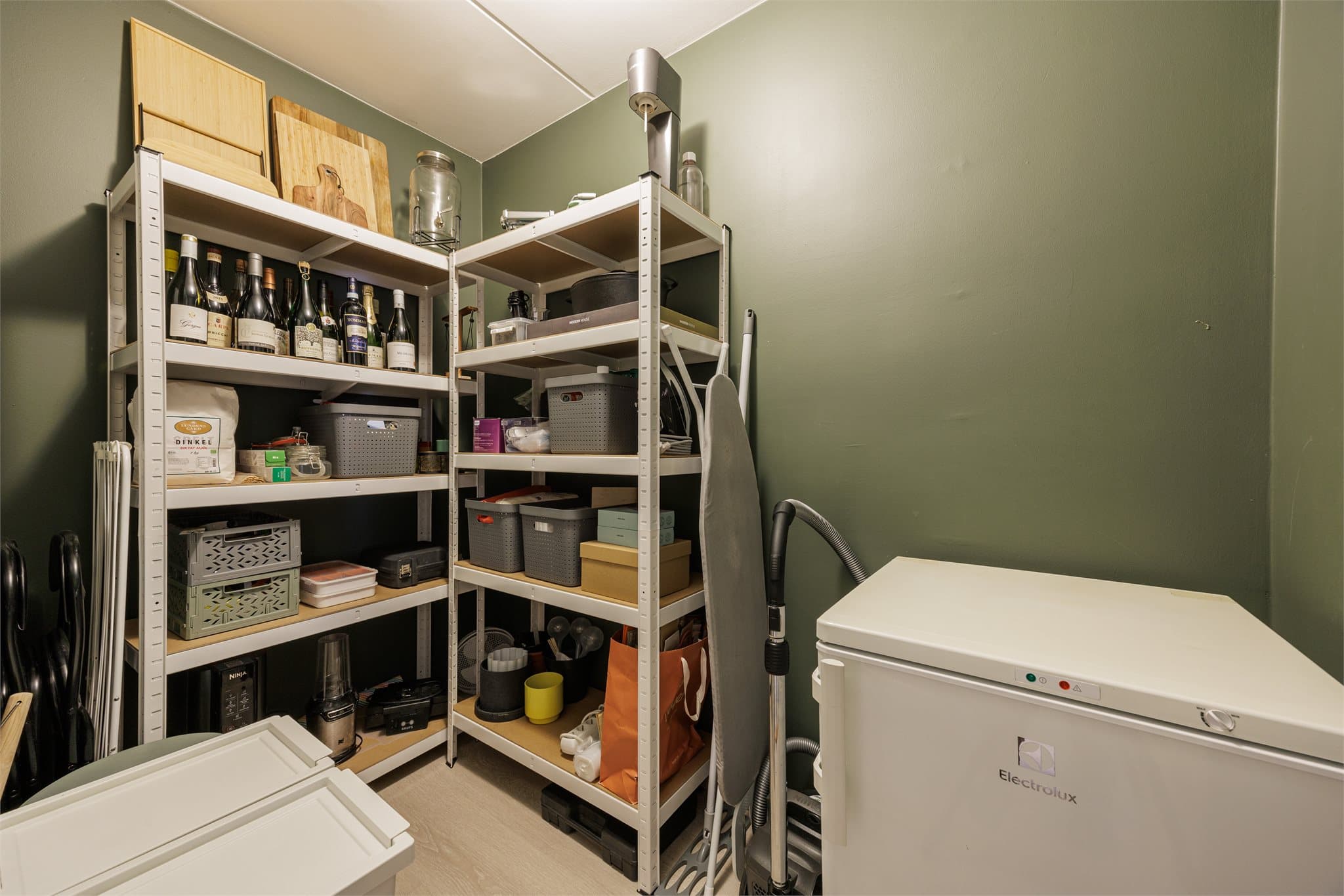 Praktisk bod med gode oppbevaringsmuligheter, perfekt for lagring av sesongutstyr, sportsutstyr eller annet man ønsker å ha lett tilgjengelig.