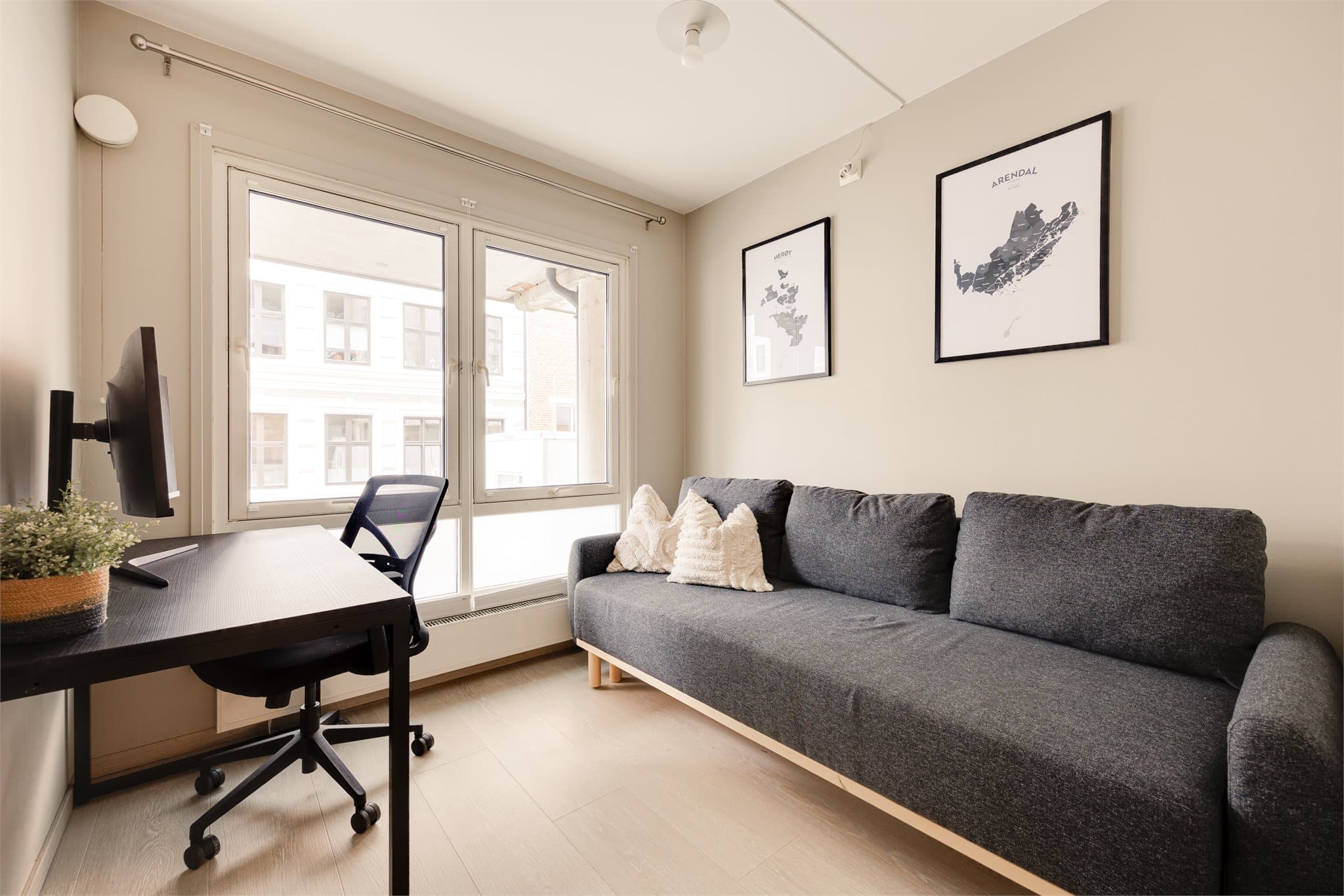 Boligen har et ekstra soverom som egner seg godt som barnerom, gjesterom eller hjemmekontor. Rommet har fine lysforhold og fleksible møbleringsmuligheter.