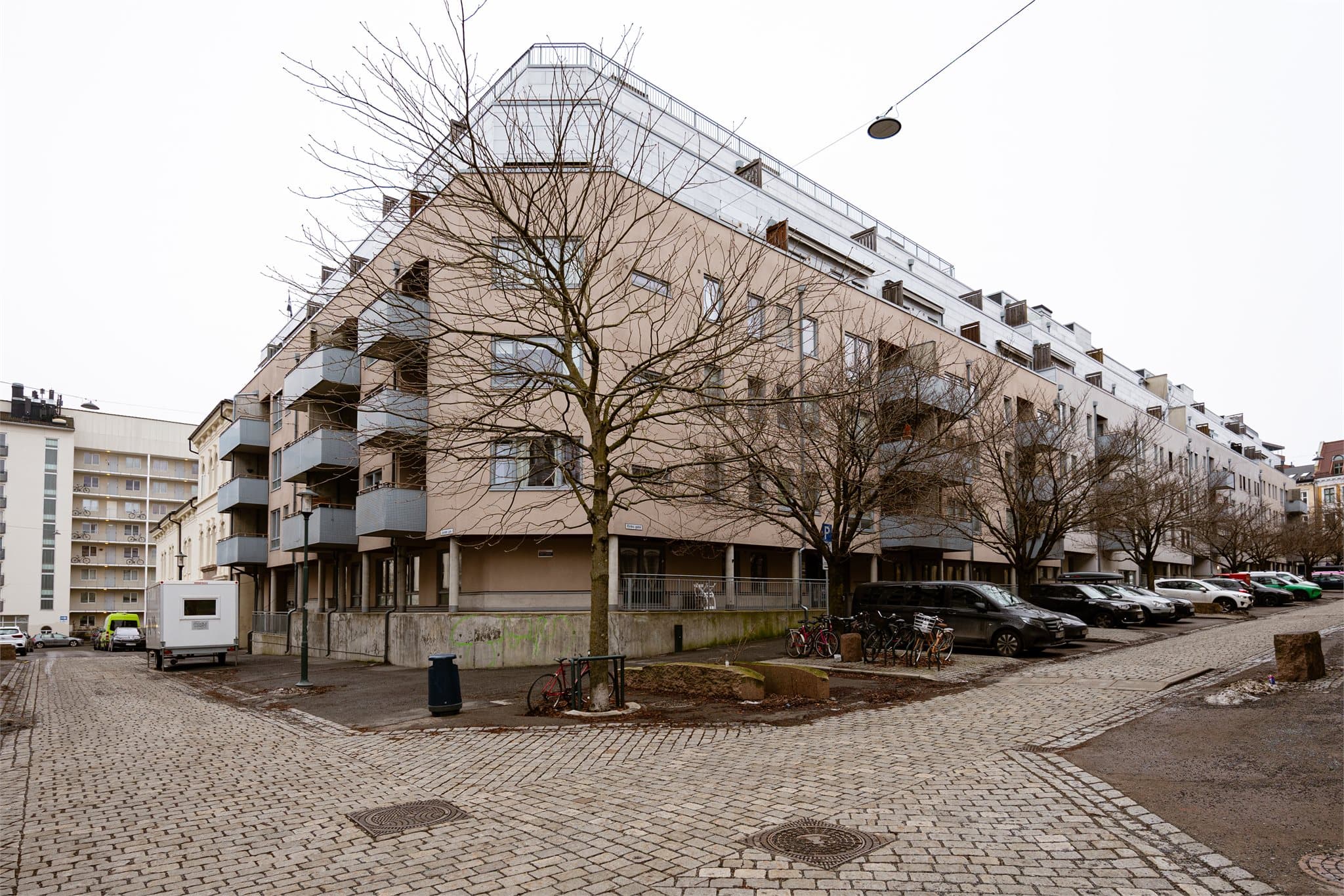 Fra boligen har du gangavstand til både Oslo sentrum og flere populære bydeler som Grünerløkka, Gamlebyen, Kampen, Bjørvika og Sørenga. Kollektivtilbudet er meget godt, med kort vei til T-banestasjon der alle linjer stopper, samt buss som går hele døgnet.