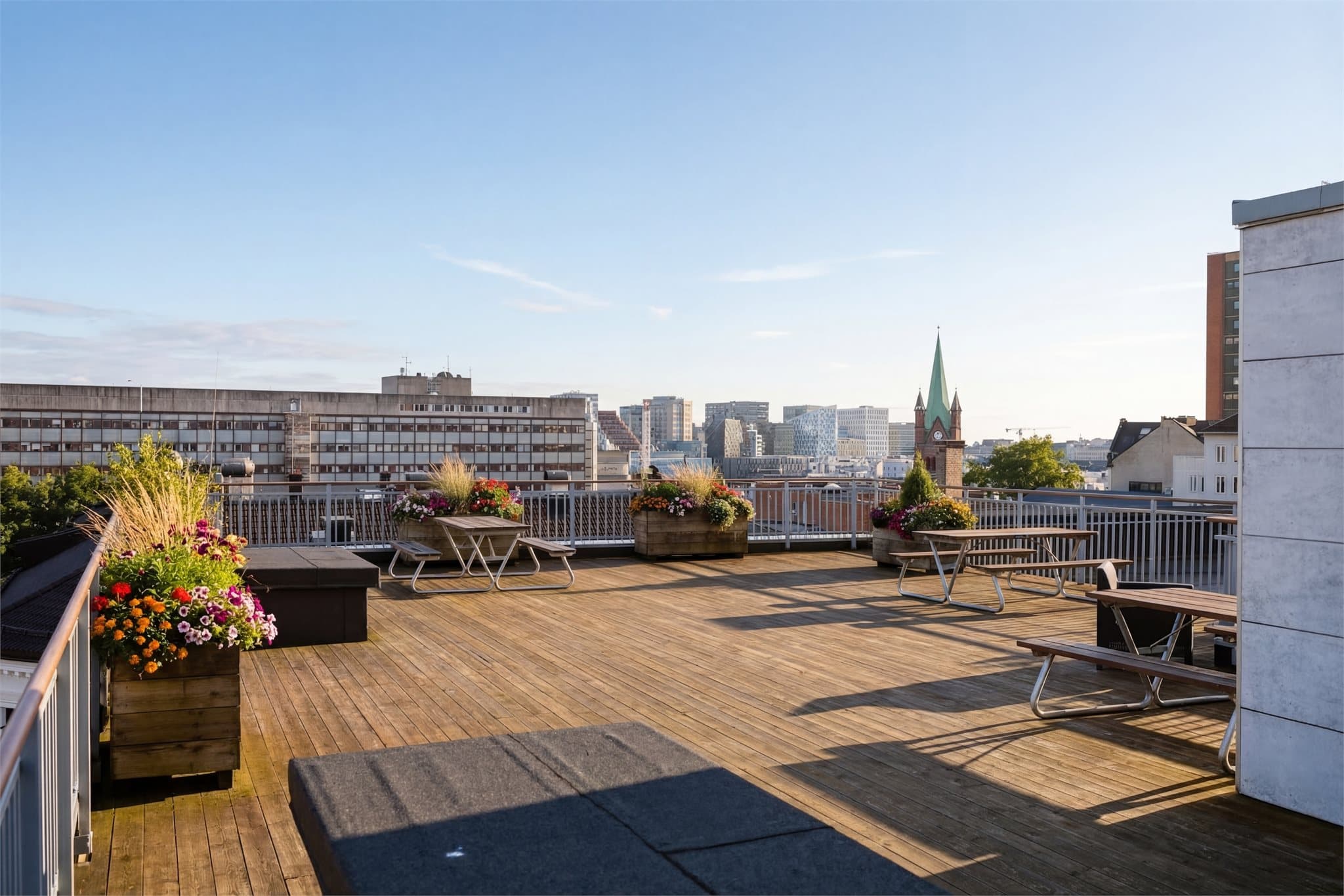 Samtidig får du fred og ro i et veletablert bomiljø med flott felles takterrasse og hyggelig bakgård (AI redigert).