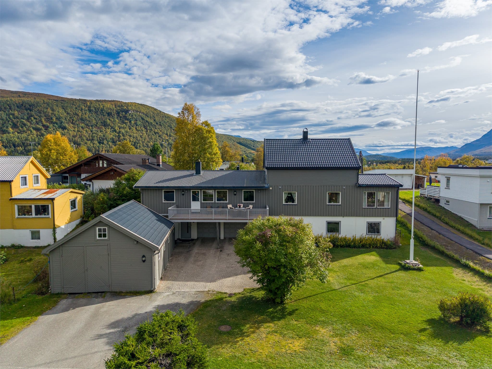 Boligen ble opprinnegelig bygd i 1952 og er sendere bygd ut i 72 møt sør og med et større tilbygg 89 mot nord.