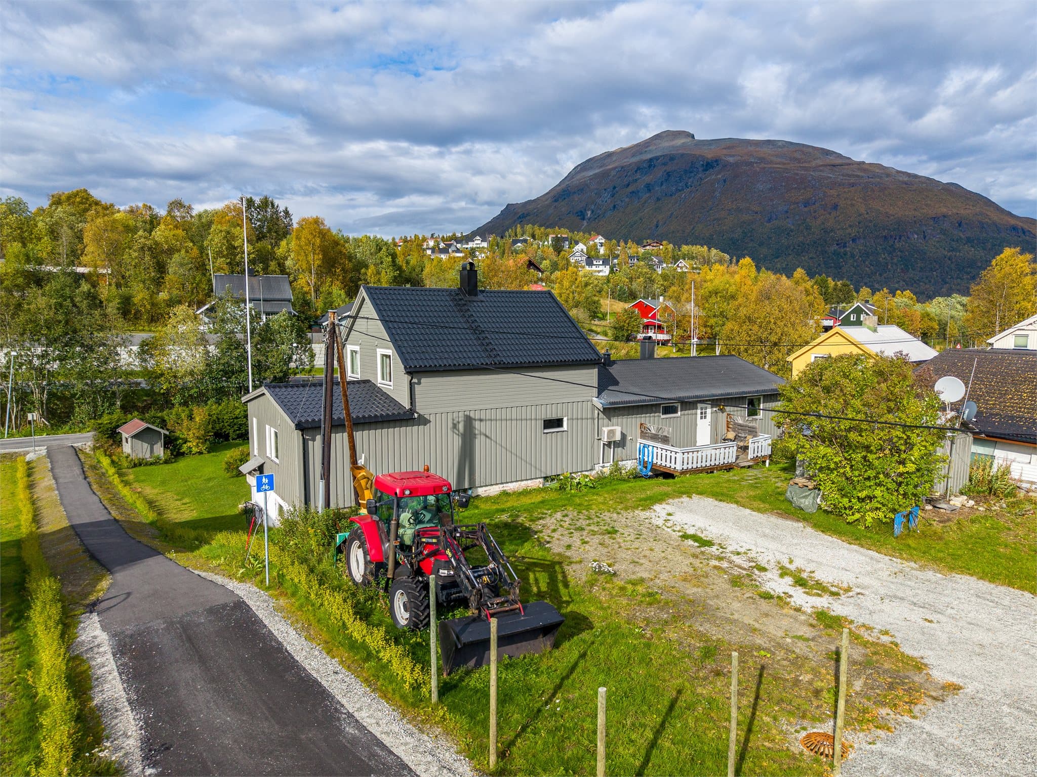 Eiendommen har også areal på baksiden av boligen, med plass til større kjøretøy
