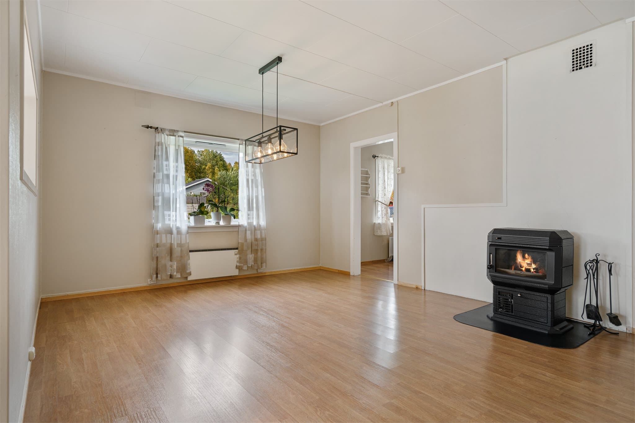 Spisestuen er romslig og har god plass til stort spisebord for hele familien
