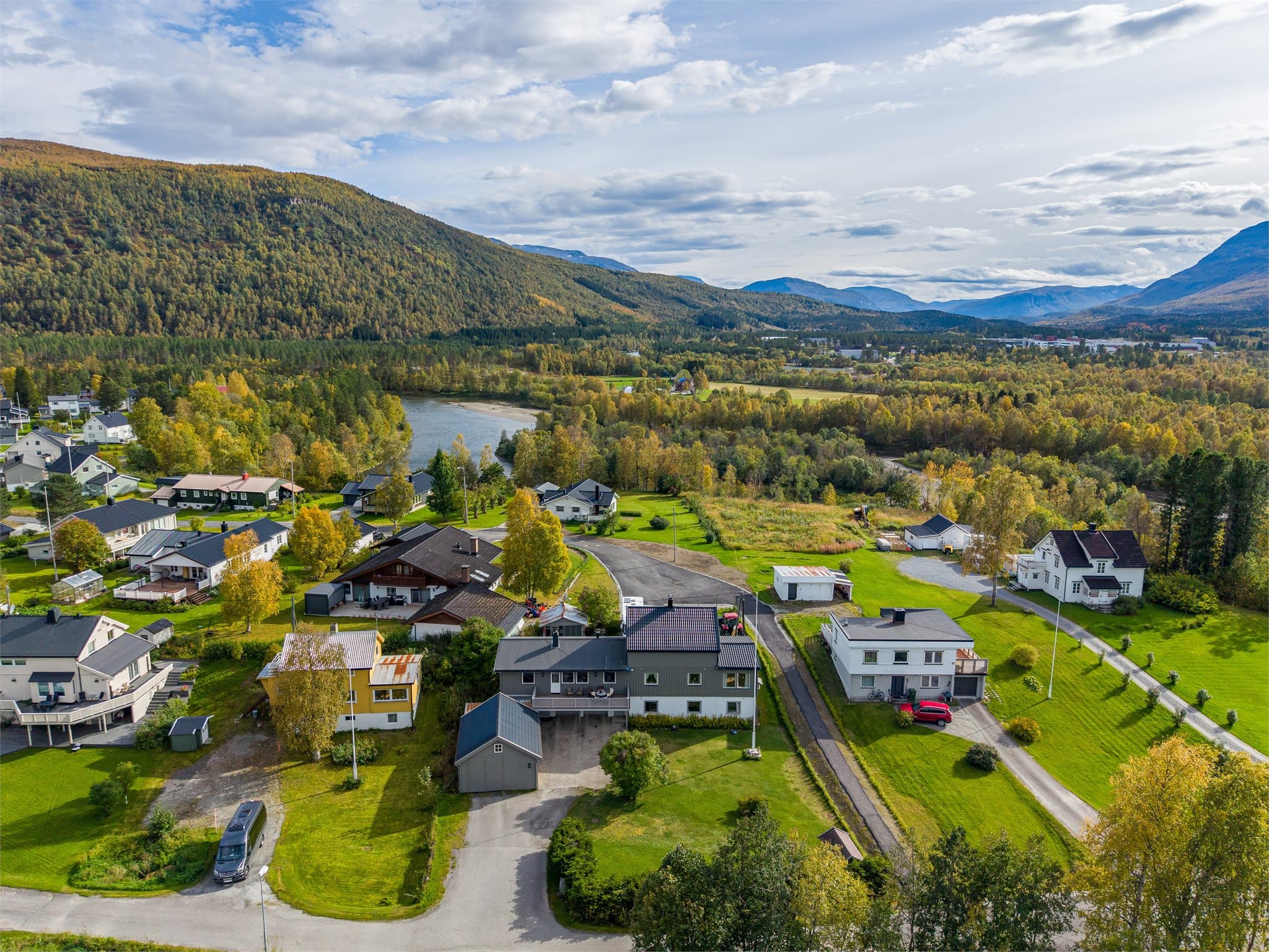 Boligen har sentral og fin beliggenhet med gangavstand til det meste du behøver i hverdagen