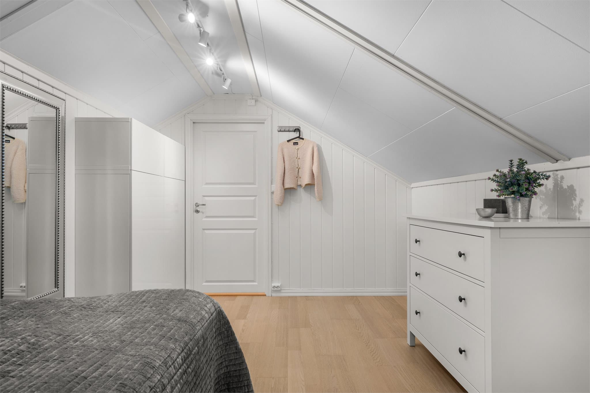 Hovedsoverommet har spotskinne i himling og det er satt inn garderobeskap.