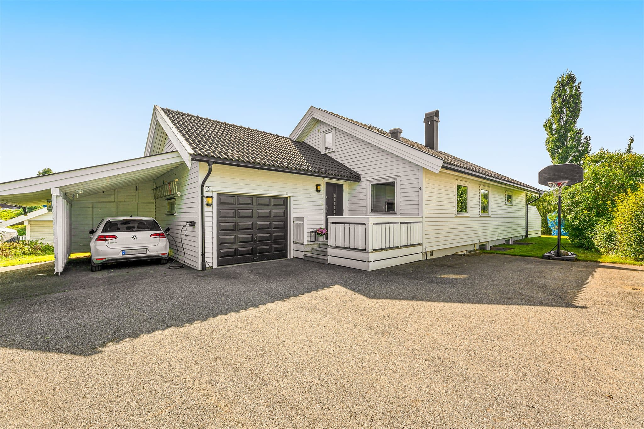 Asfaltert gårdsplass med gode parkeringsmuligheter. Bilen kan også parkeres i carport samt enkelgarasje.