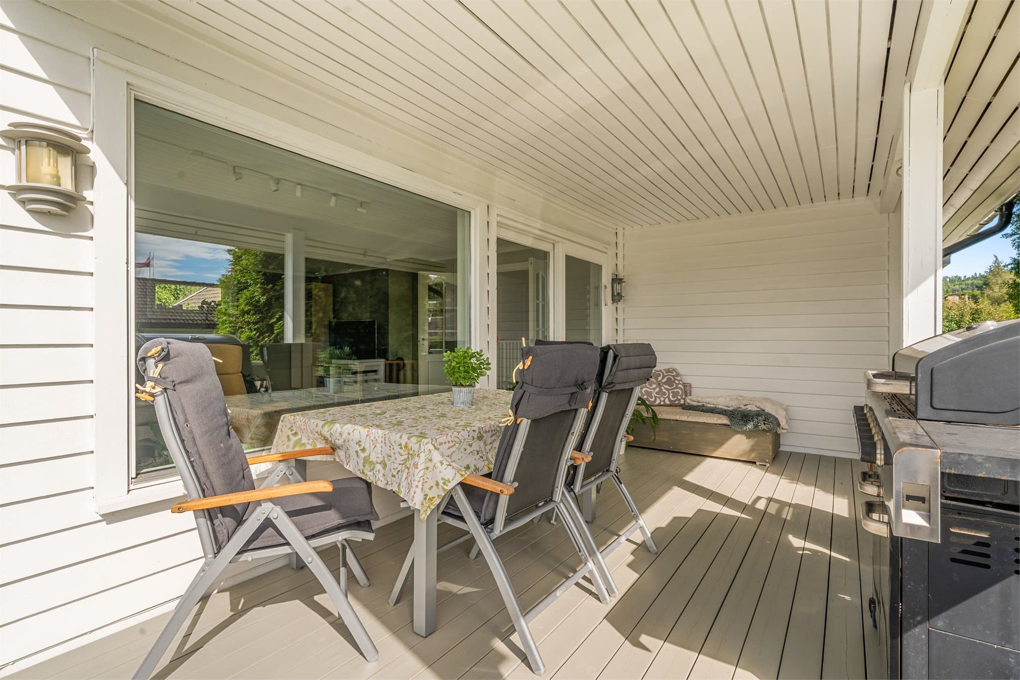 Deler av terrassen er overbygd.