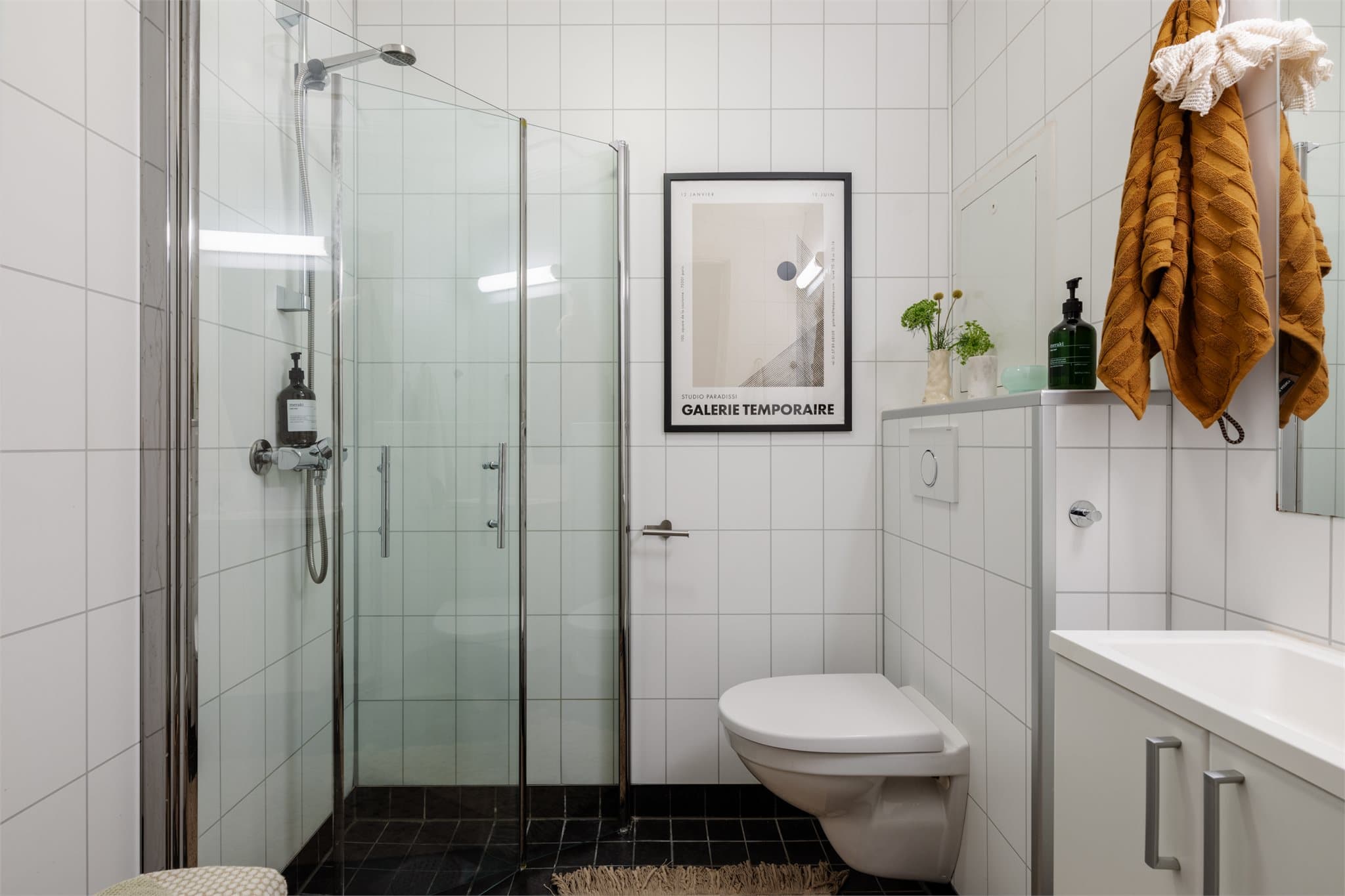 Pent flislagt bad med varme i gulvet og opplegg for vaskemaskin.