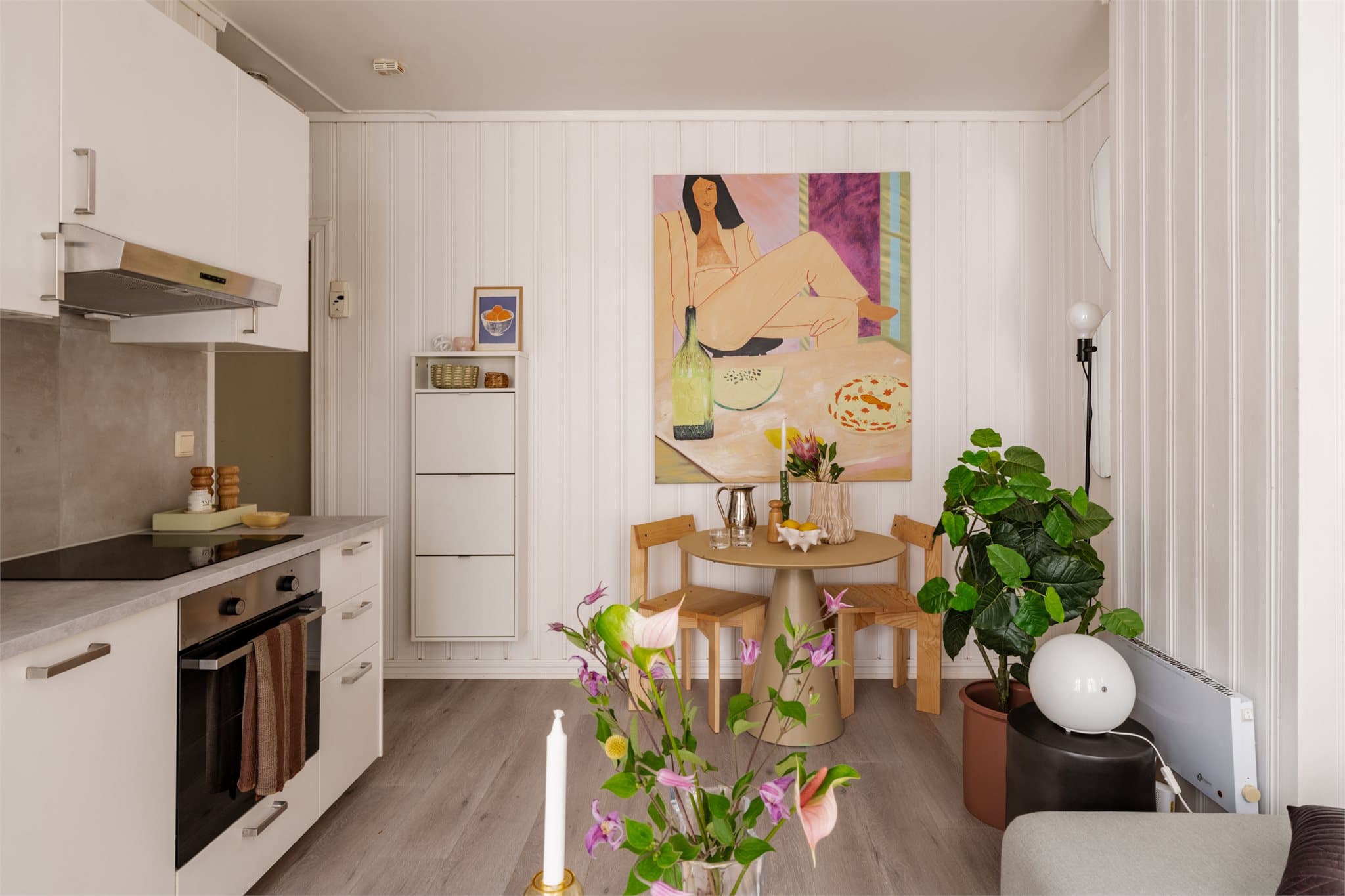 Leiligheten har en lys og moderne finish som er enkel å innrede etter ønske og behov.