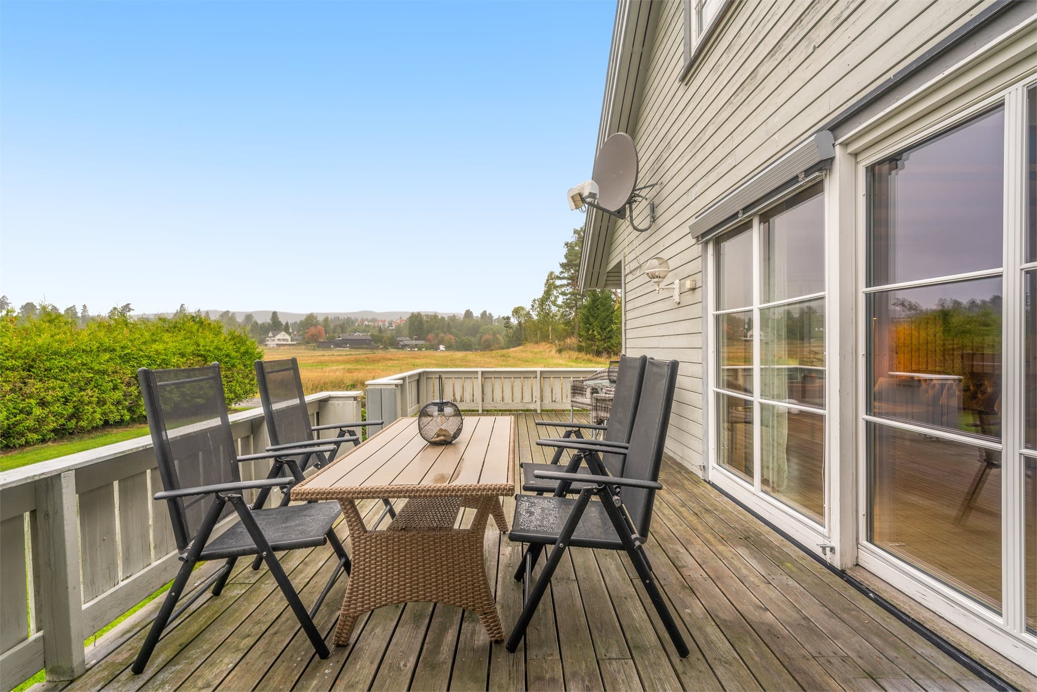 Fra stuen er det utgang til en terrasse på ca. 21 m².