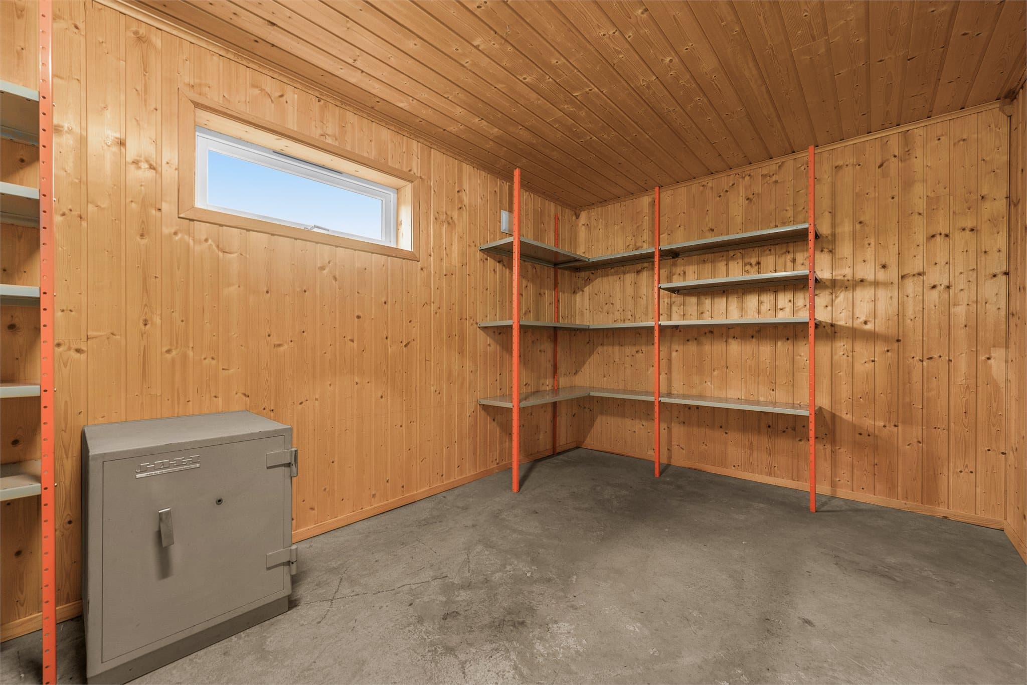 Rikelig med oppbevaringsplass i kjellerens boder med faste hyller.