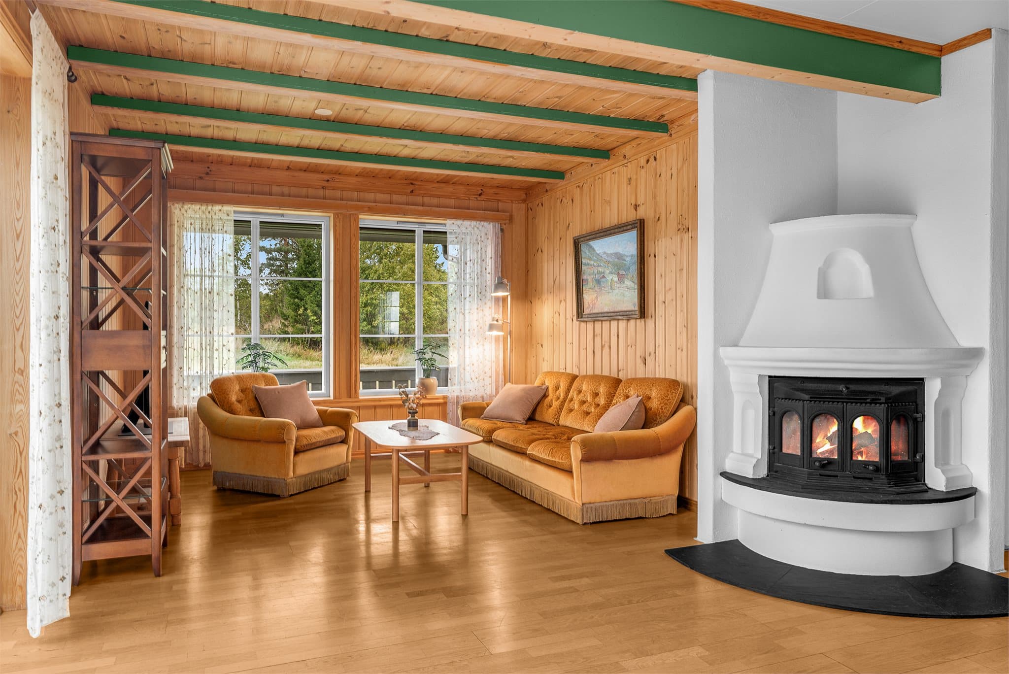 Stuen har plass til både sofagruppe og spisebord.