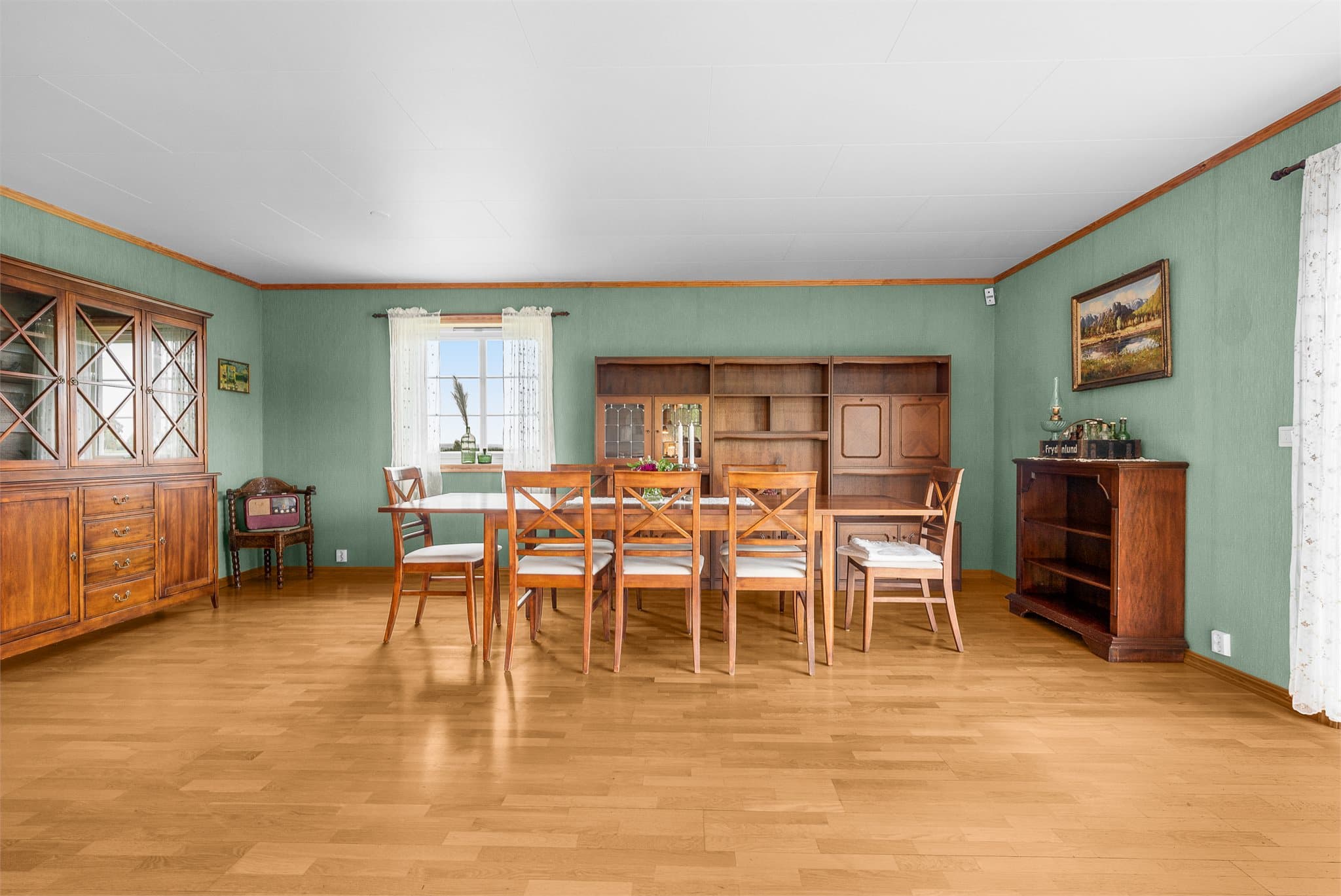Spiseplassen har god plass til langbord med mange sitteplasser.