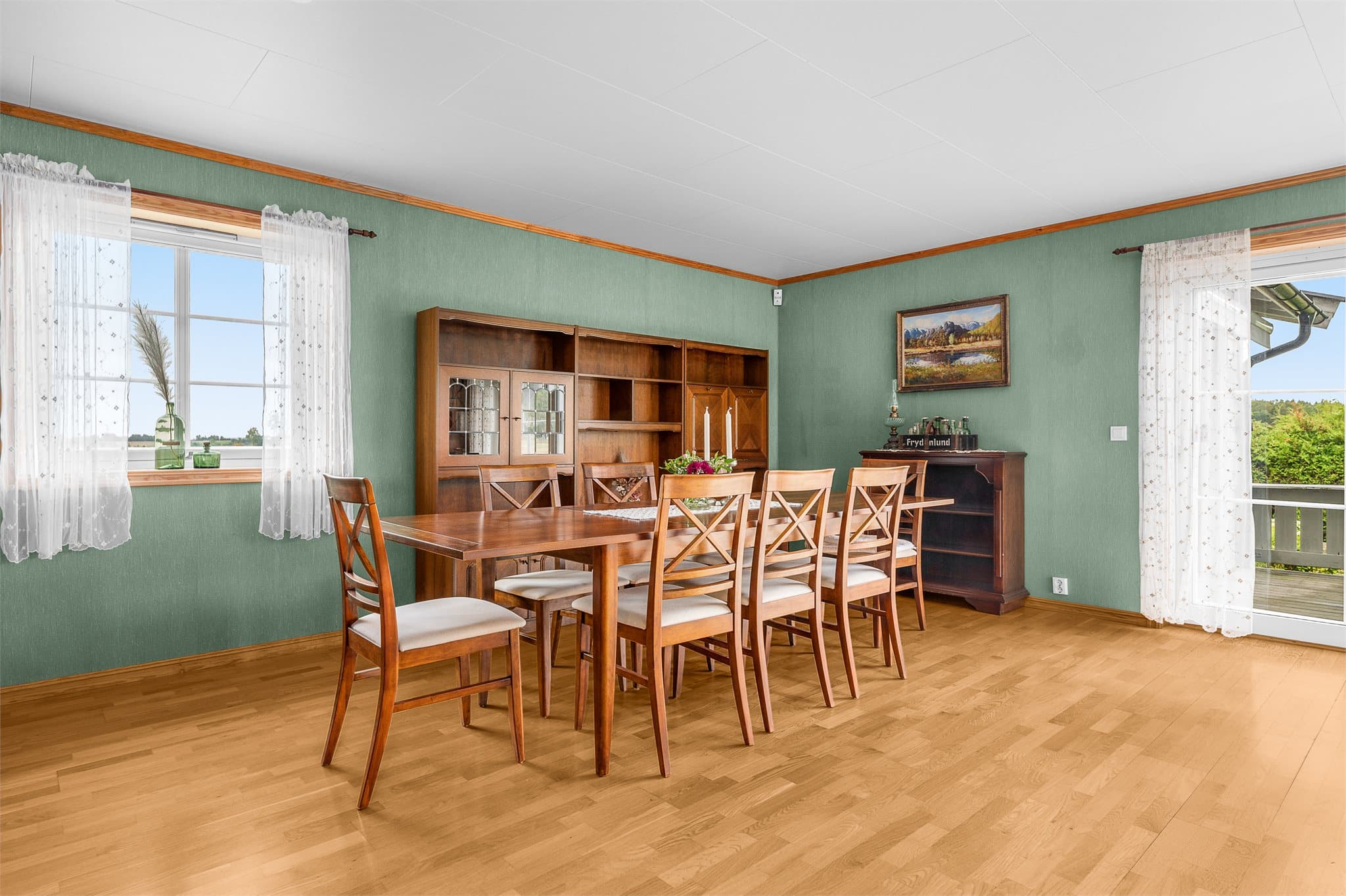 Fra spiseplassen er det direkte adkomst ut til terrassen.