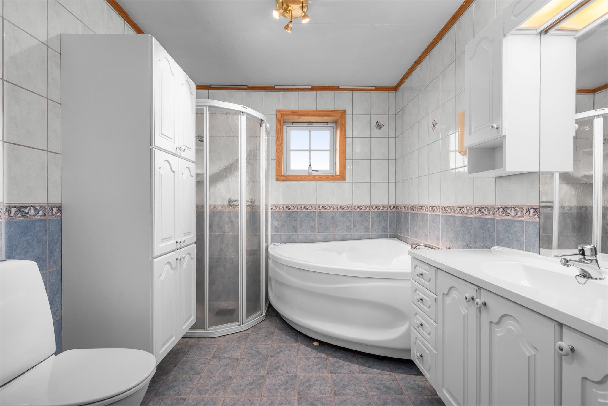 Badet har flislagte vegger og gulv med vannbåren varme.