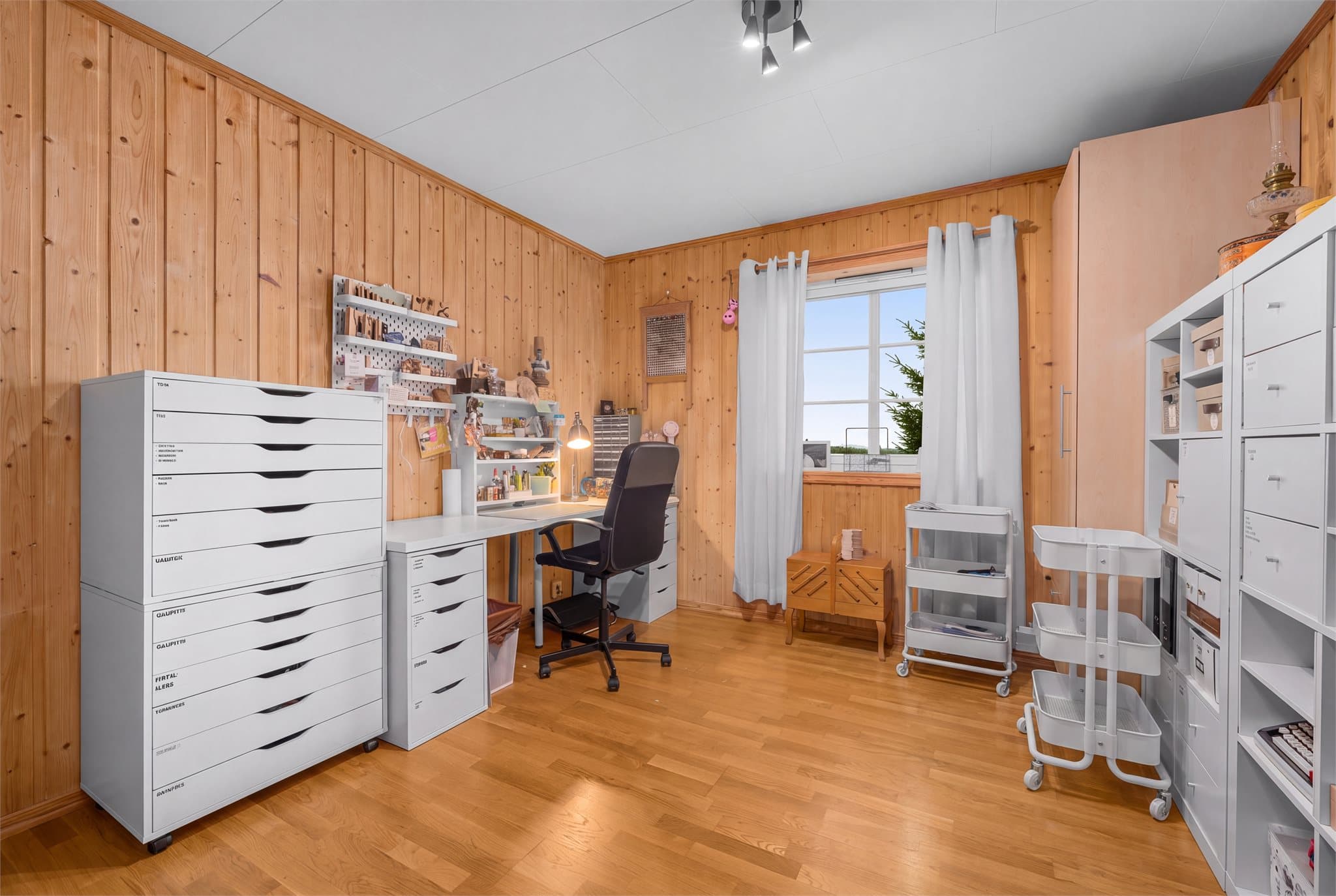 I tillegg til 2 soverom er det også et romslig rom som benyttes som kontor.