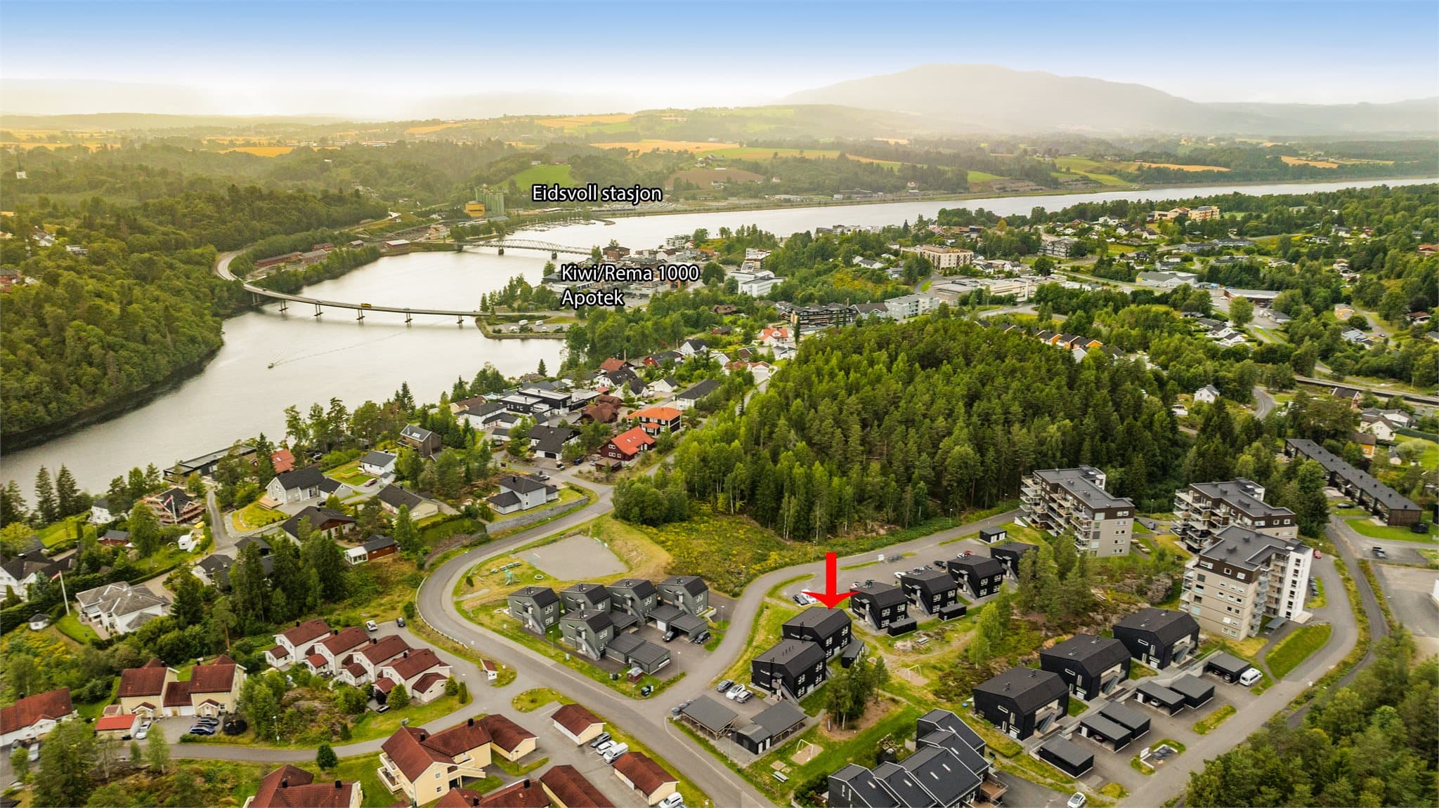 Kort vei også til Eidsvoll Stasjon som gir gode pendlermuligheter til både Oslo (ca. 35min.), Lillestrøm (ca. 20min) og Gardermoen (ca. 10min) med ekspresstoget. Velkommen til hyggelig visning!