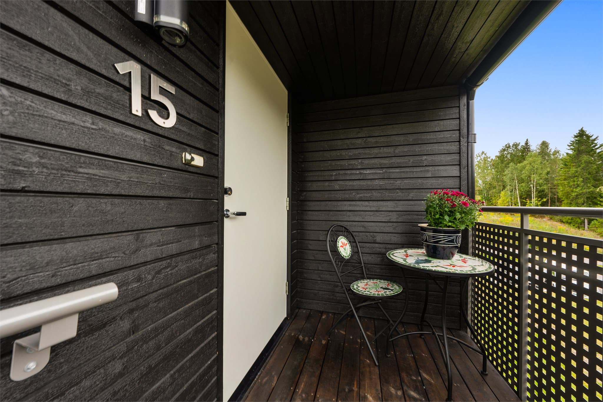 Liten terrasse foran inngangen