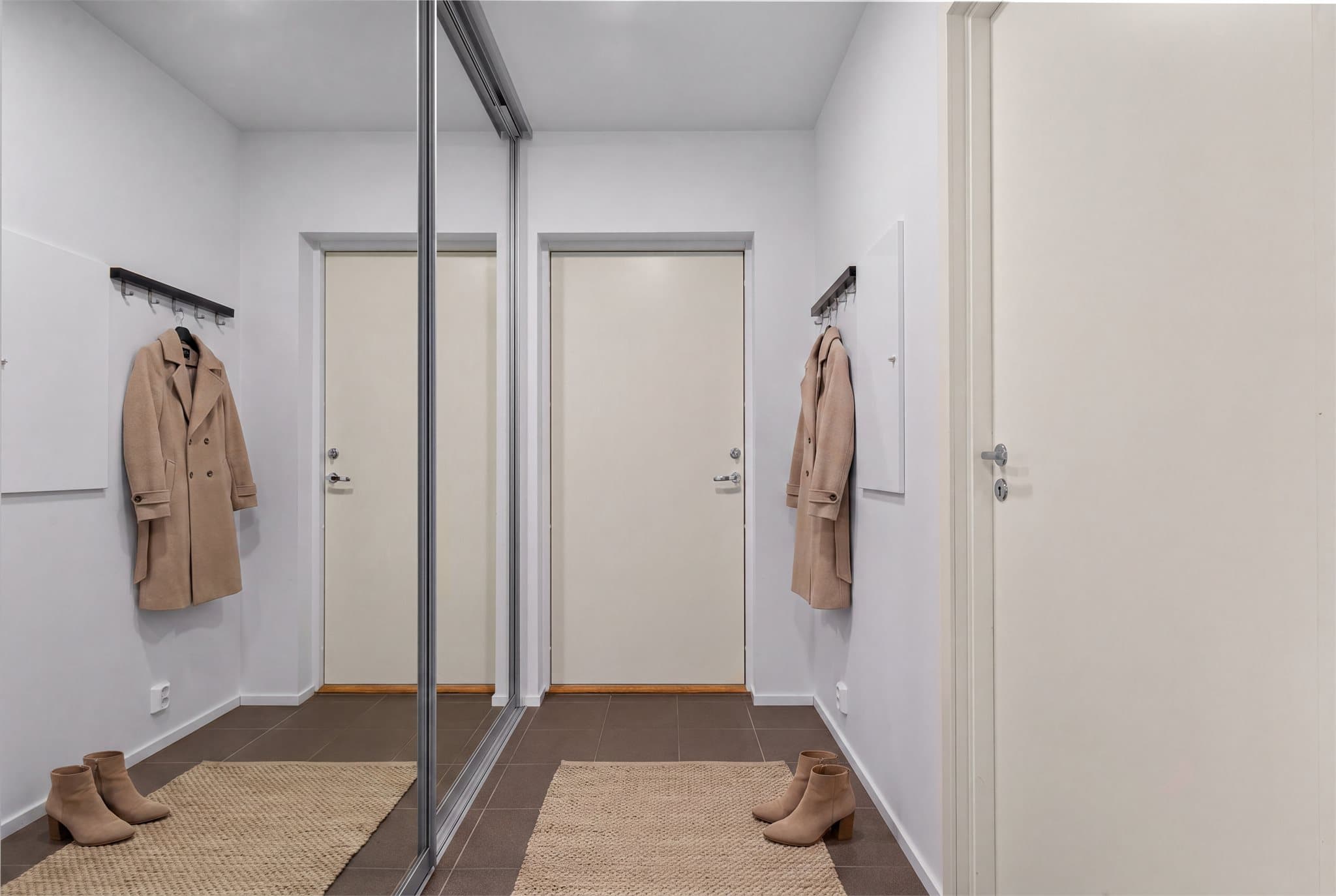 Velkommen inn! Lys entré/gang med fliser og varme i gulv