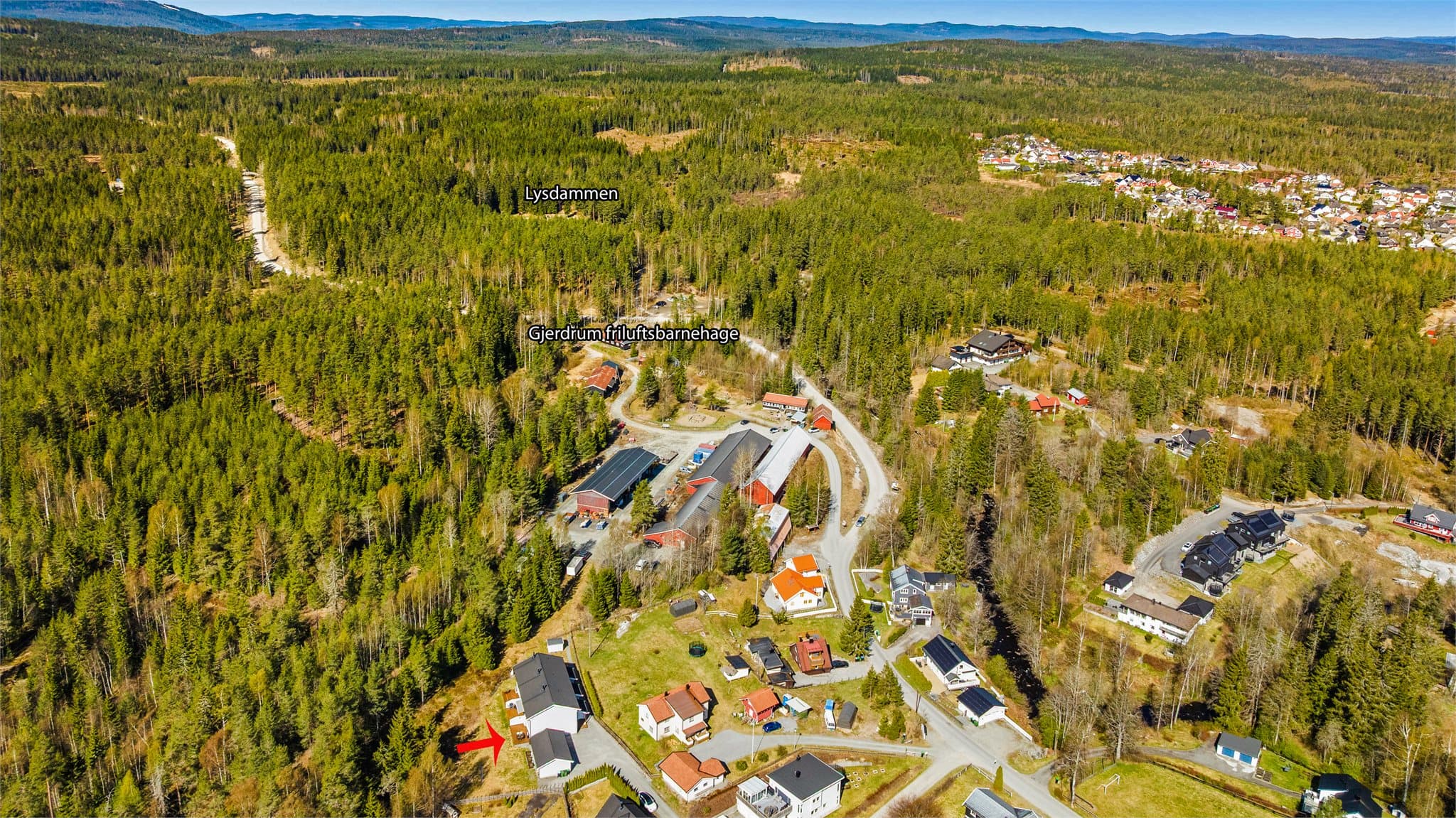 Gjerdrum Friluftsbarnehage og Lysdammen i kort gangavstand fra boligen. Her ligger alt til rette for kortreiste hverdagseventyr!