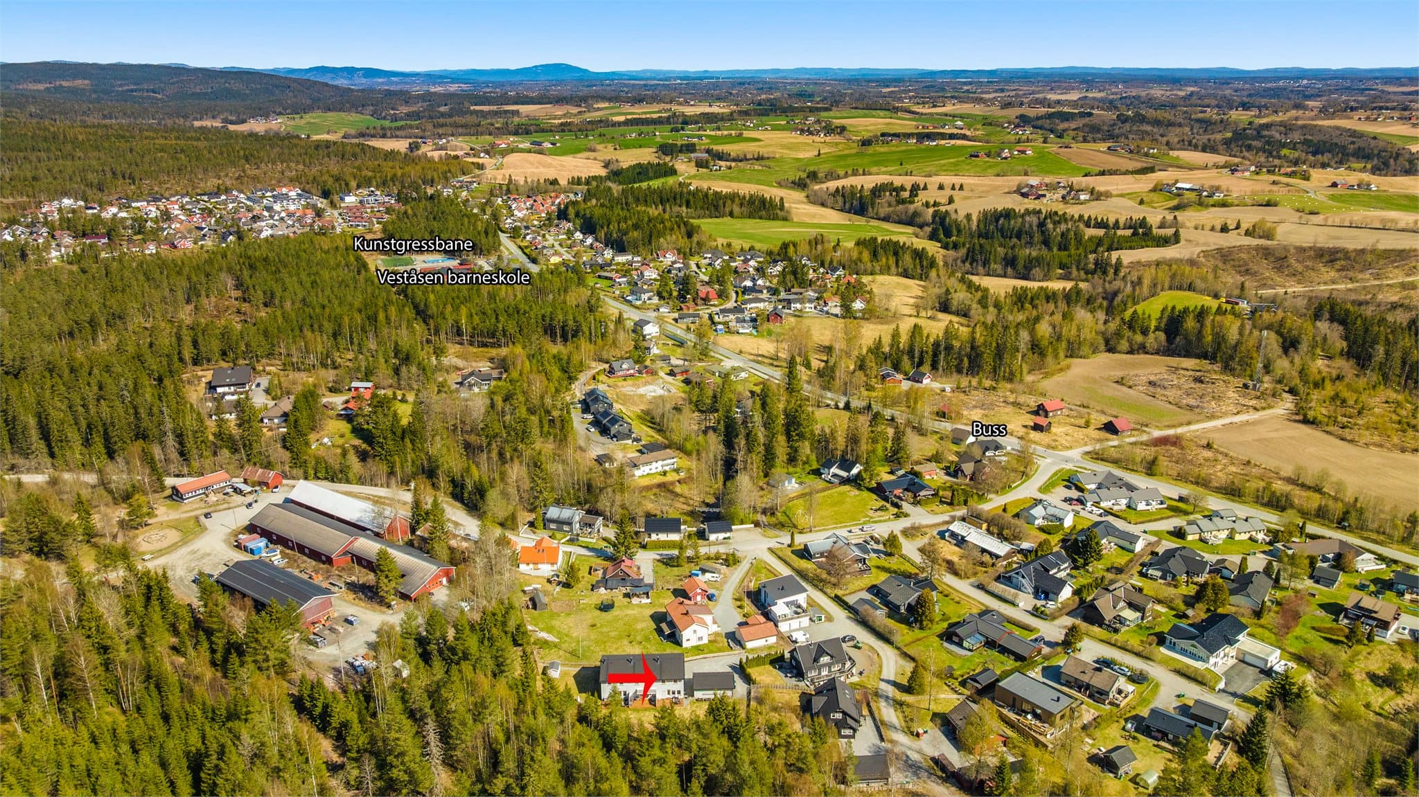 Fra boligen er det kort skolevei gjennom feltet og videre med gang-og sykkelvei til Veståsen skole, ca. 10 min gange. Gjerdrum Friluftsbarnehage ligger også kun ca. 5 min gange fra boligen.