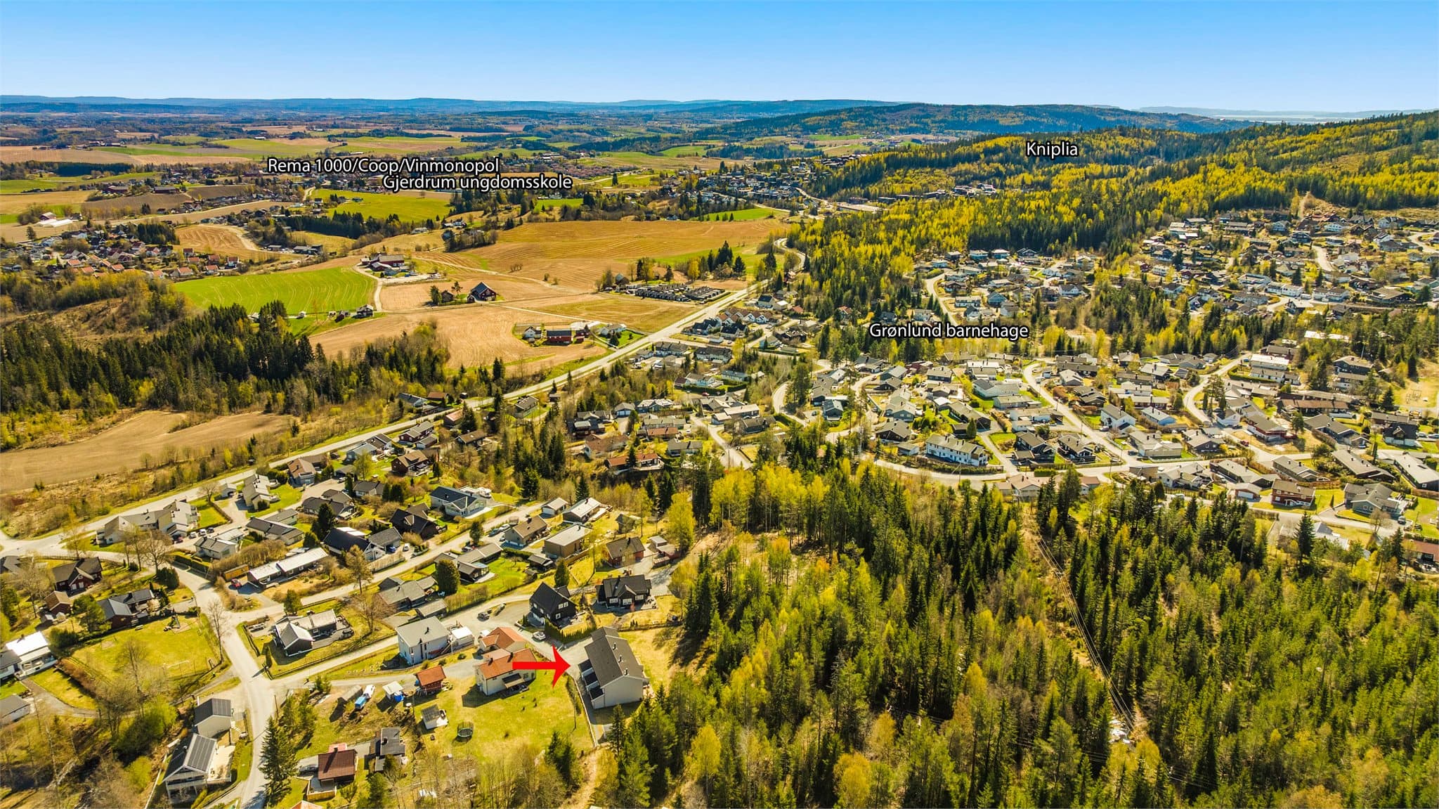 Det er flere barnehager langs åsen og gang- og sykkelvei til Ask med gode servicetilbud og ungdomsskole. Kniplia skisenter et par km. unna.