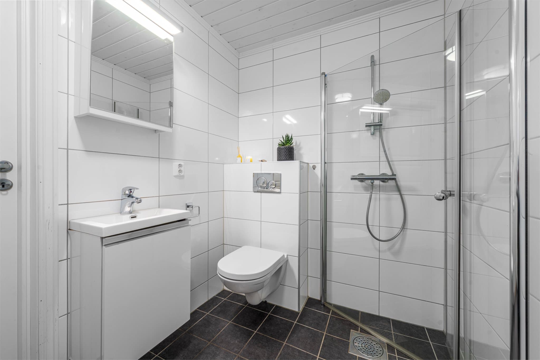 Kombinert bad/ vaskerom i 1. etasje.