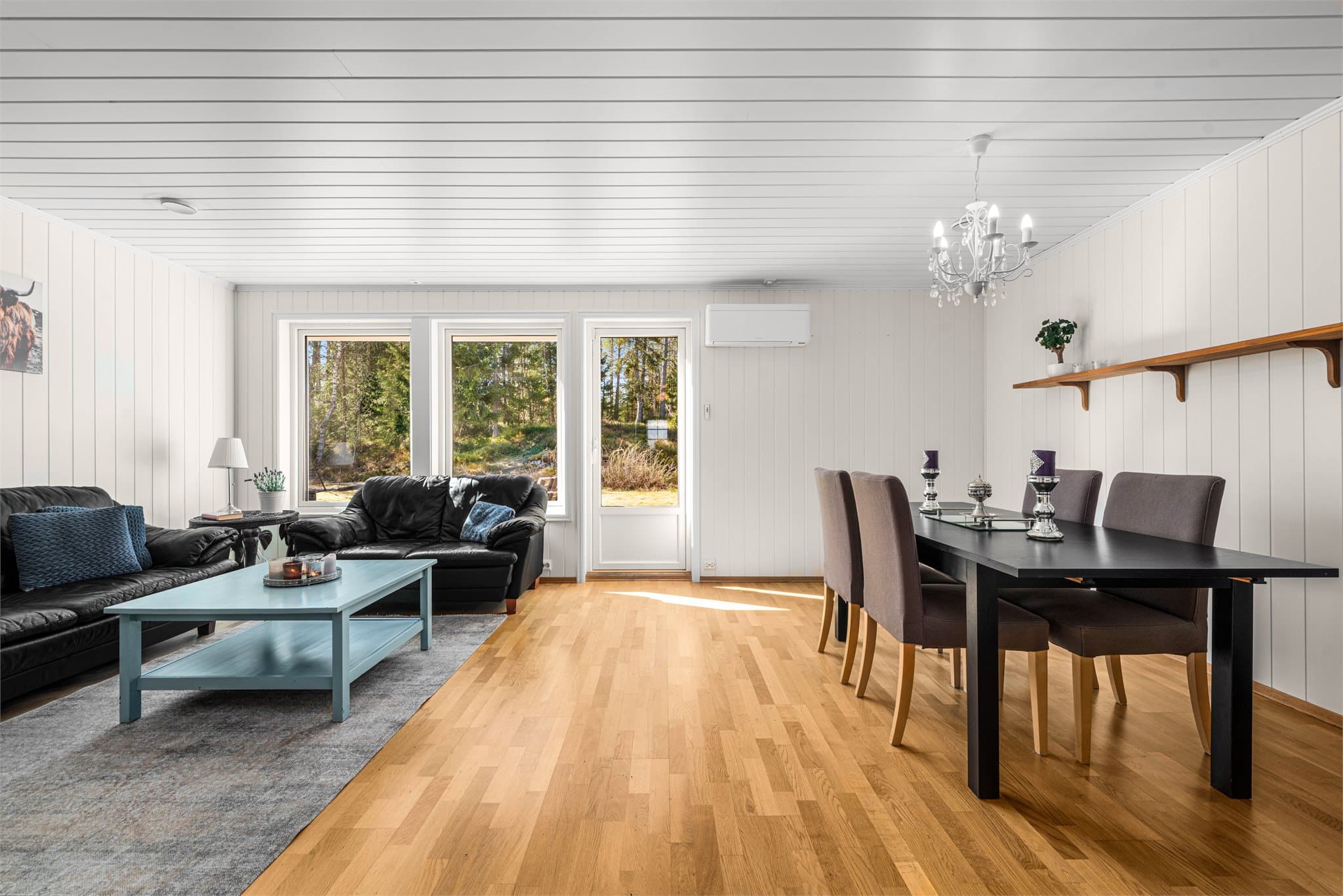 Det er god plass til både spisebord og sofamøblement. Det er installert varmepumpe.