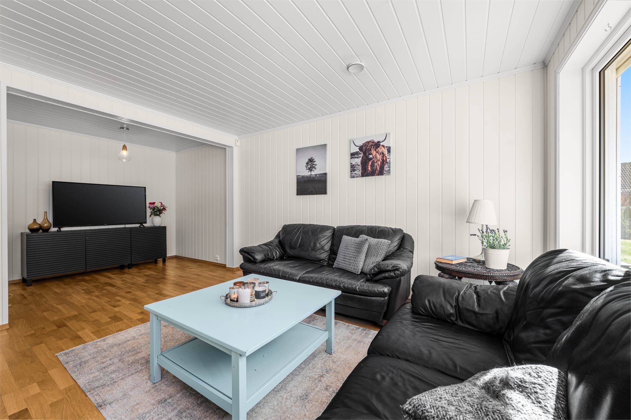 Romslige vinkelstue som kan utnyttes på flere måter.