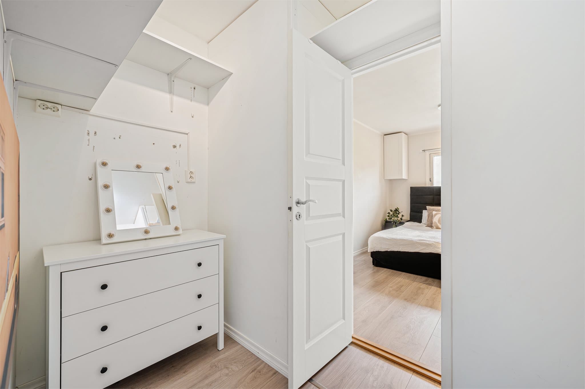 - Omkledningsrommet måler hele 4,2 m², og gir deg mulighet til å realisere walk-in løsningen! -