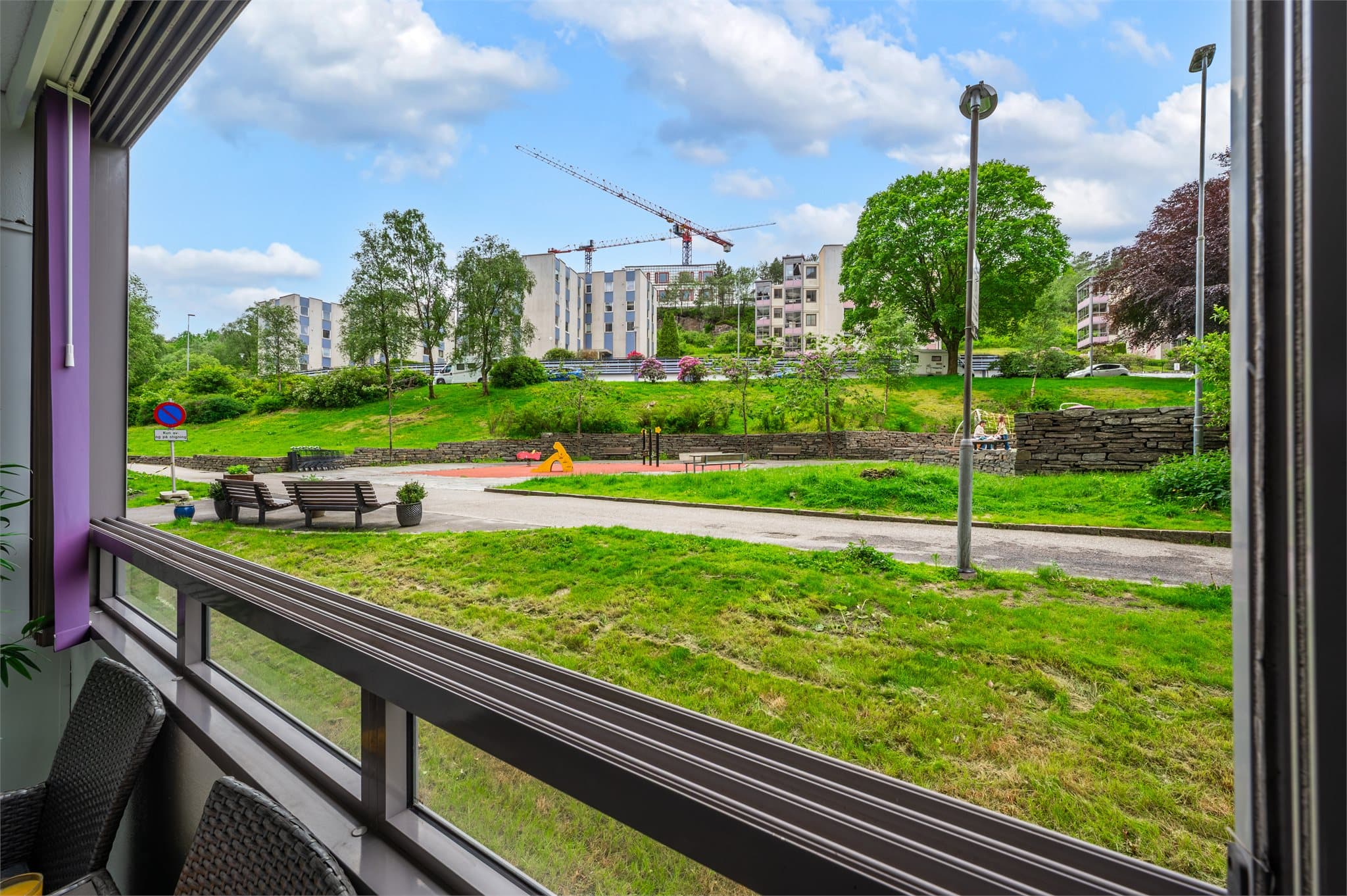 - Innglasset altan på 9m² med god plass til ønsket utemøblement -