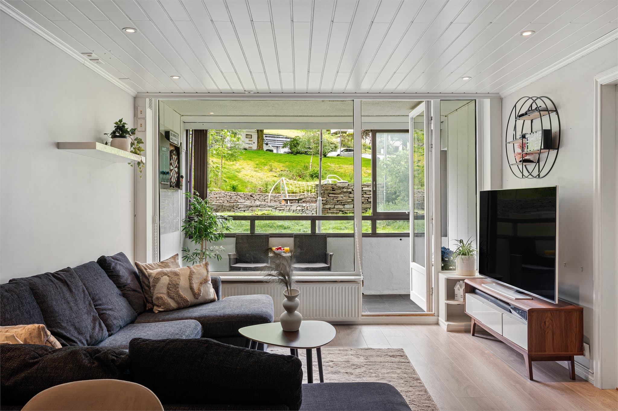 - Leiligheten har et totalt BRA-i på 74 m² og inneholder entré, stue, kjøkken, 2 soverom, vaskerom, bad og omkledningsrom + ekstern bod i kjeller -