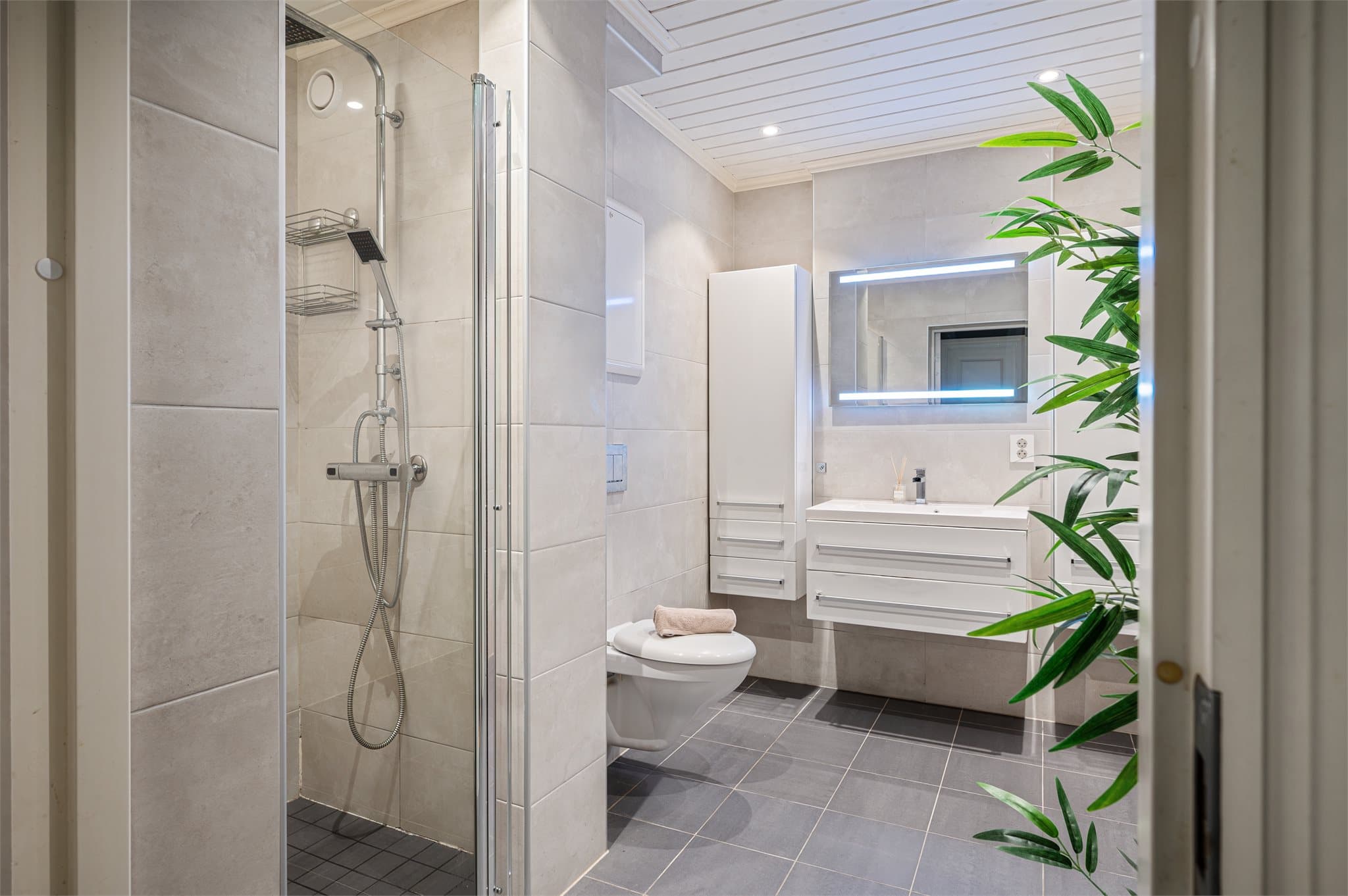 - Lekkert, helfliset bad med behagelig varme i gulv og downlights i himling -