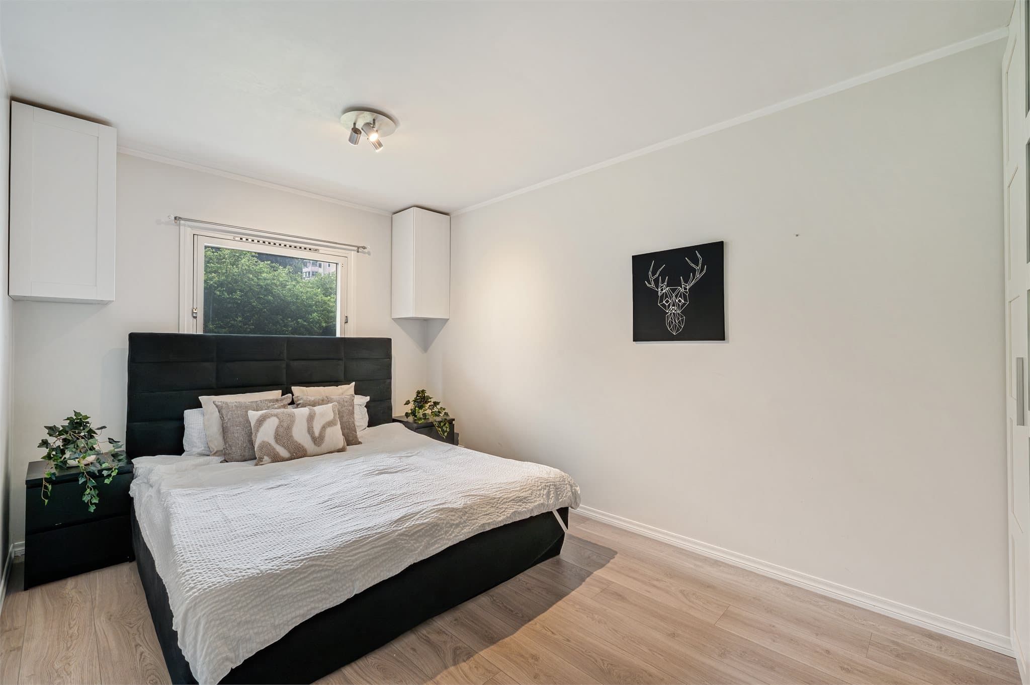 - Vi beveger oss inn på boligens hovedsoverom som måler hele 12,5 m² -