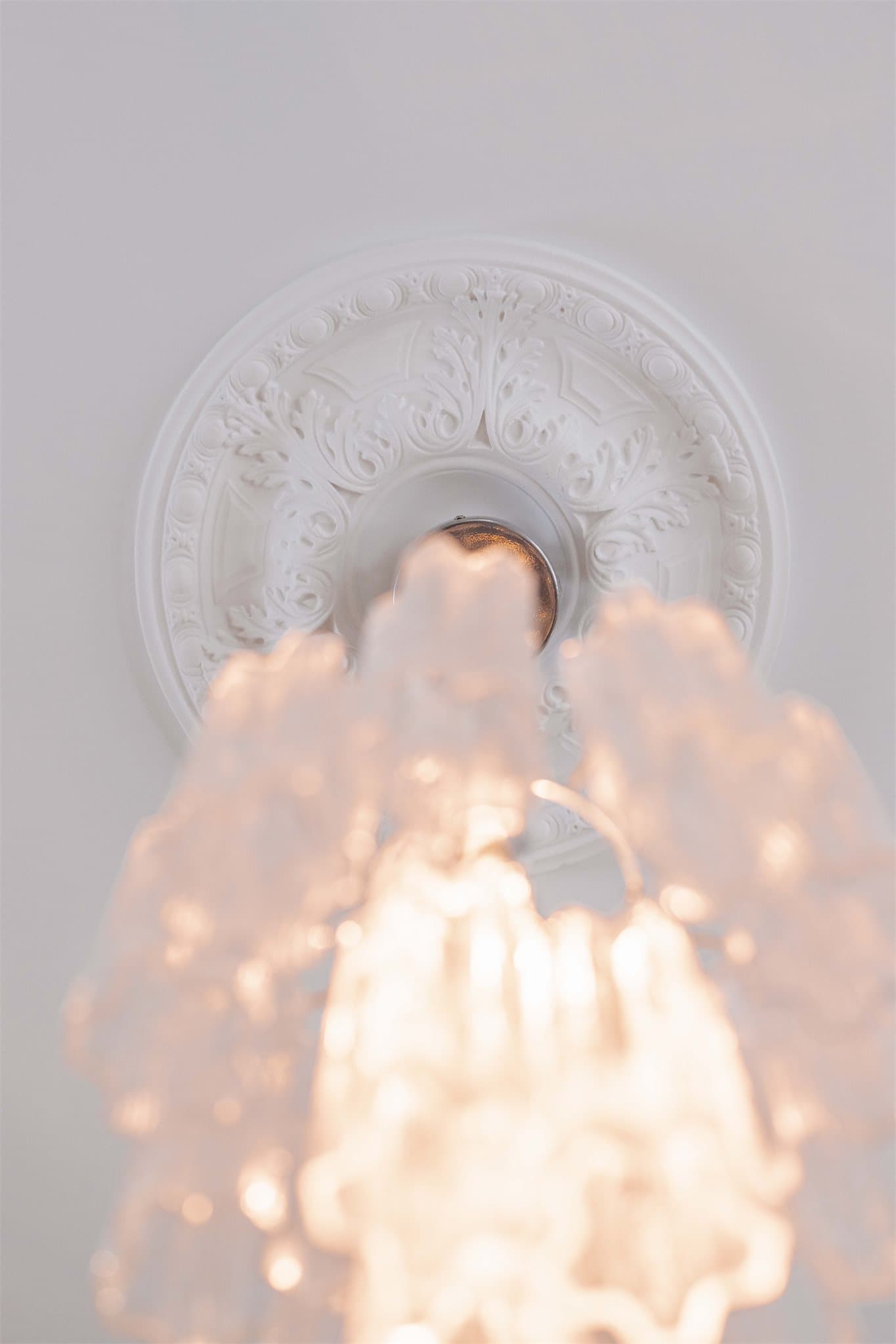 Takrosetten tilfører klassisk karakter, mens glatte, malte overflater og innfelte downlights gir et moderne uttrykk.