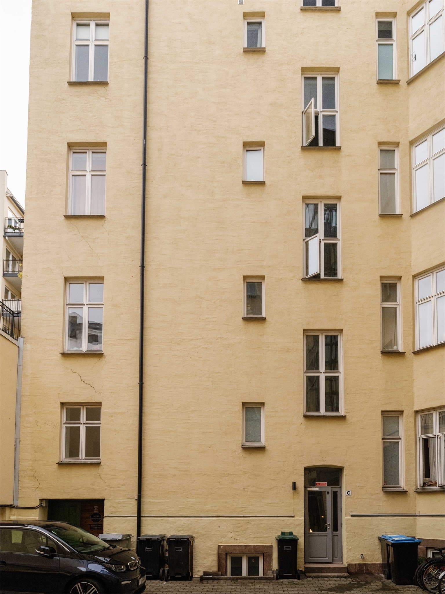 Skjermet bakgård med adkomst til oppgang C.