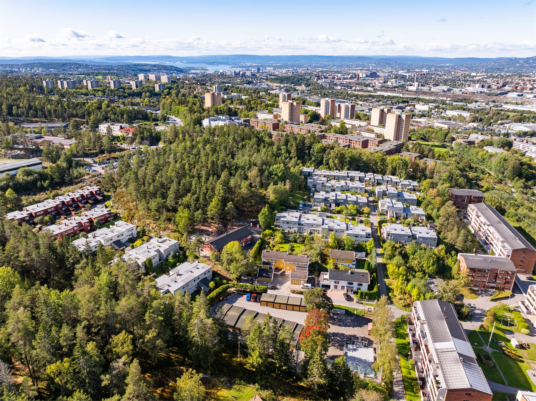 Hyggelig nabolag med god kombinasjon av barnefamilier og etablerte.