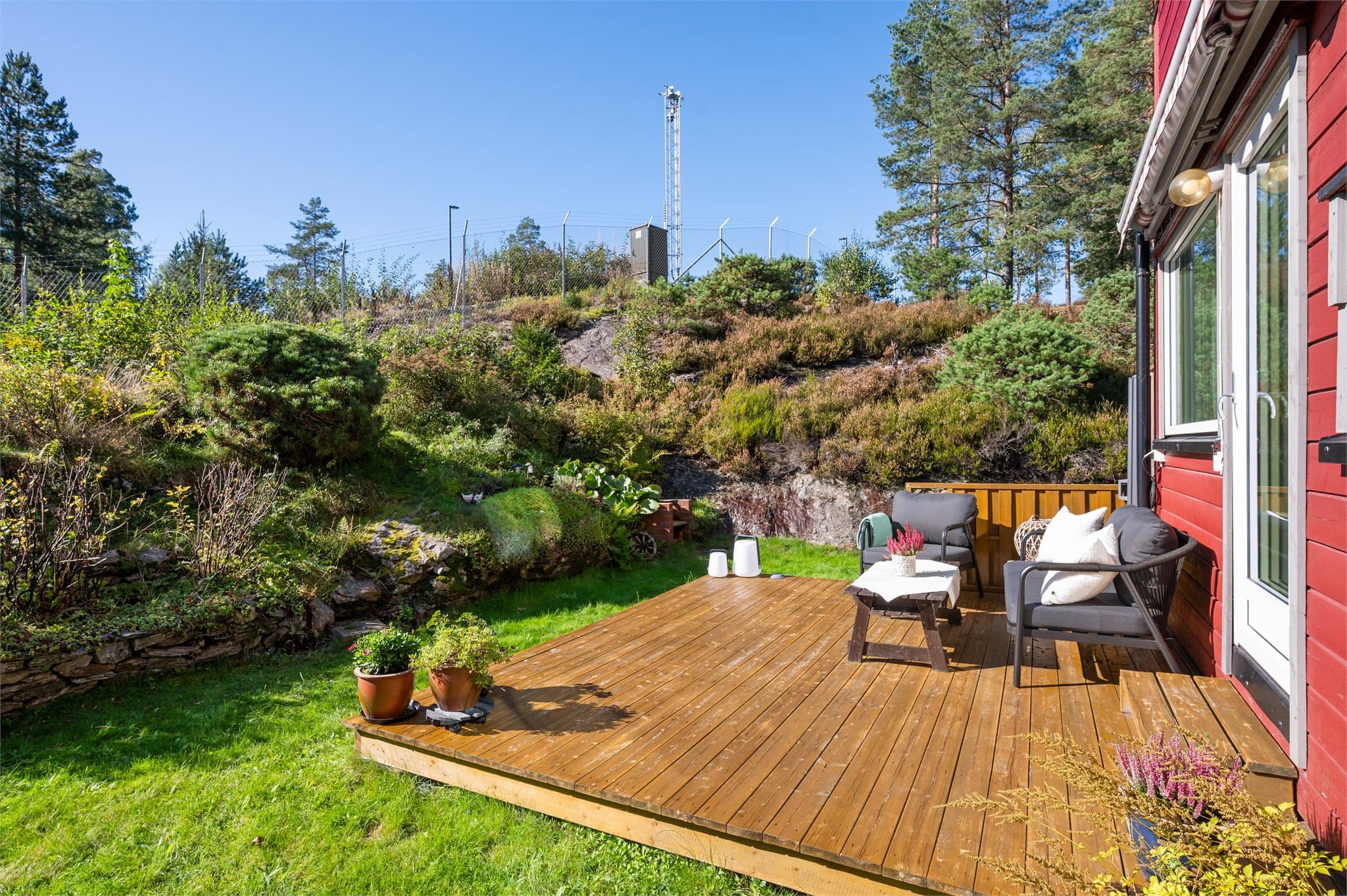 Hagen byr på flere bed med bærbusker og planter.